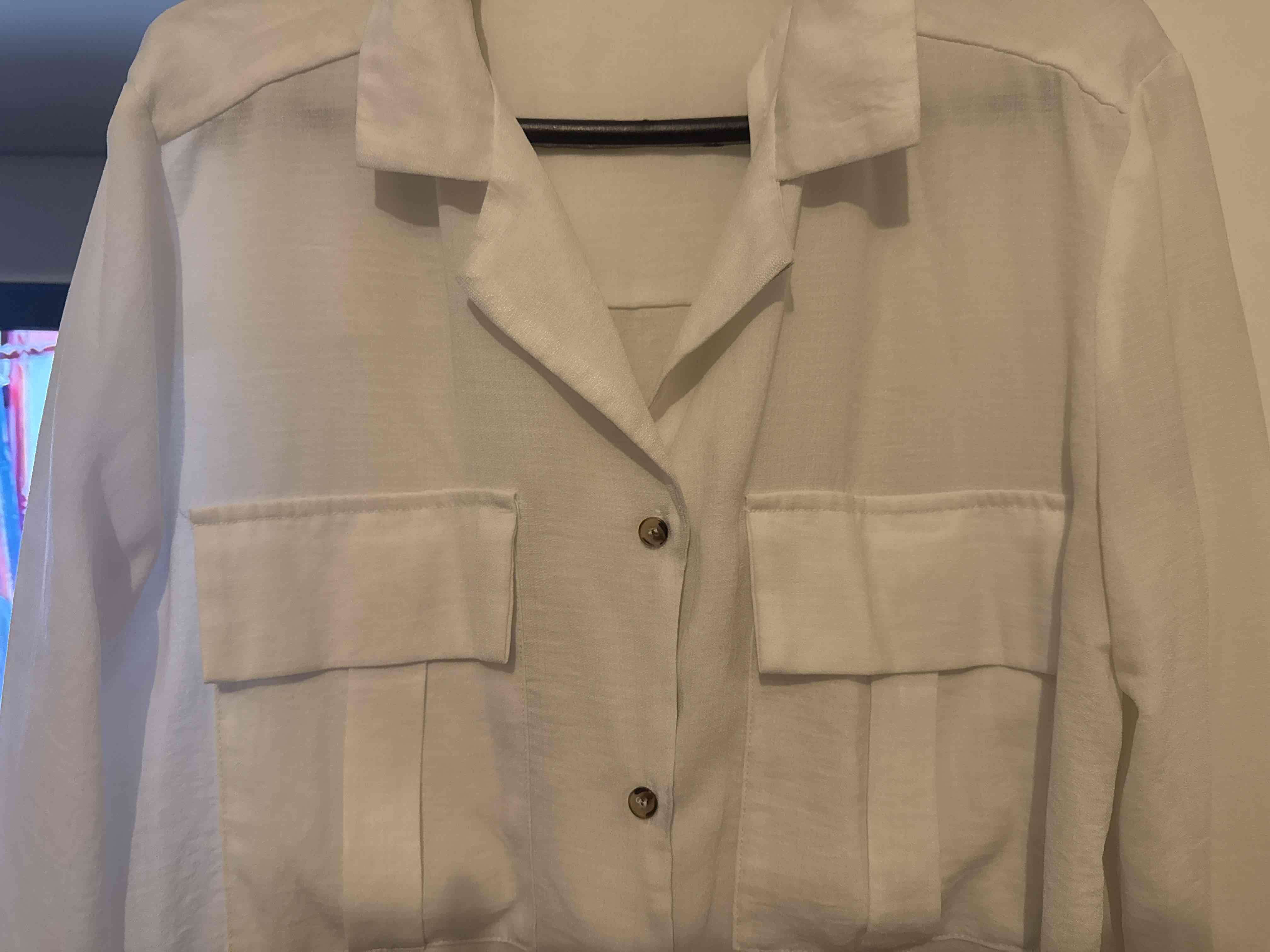 Blusa blanca con bolsillos - miniatura 2