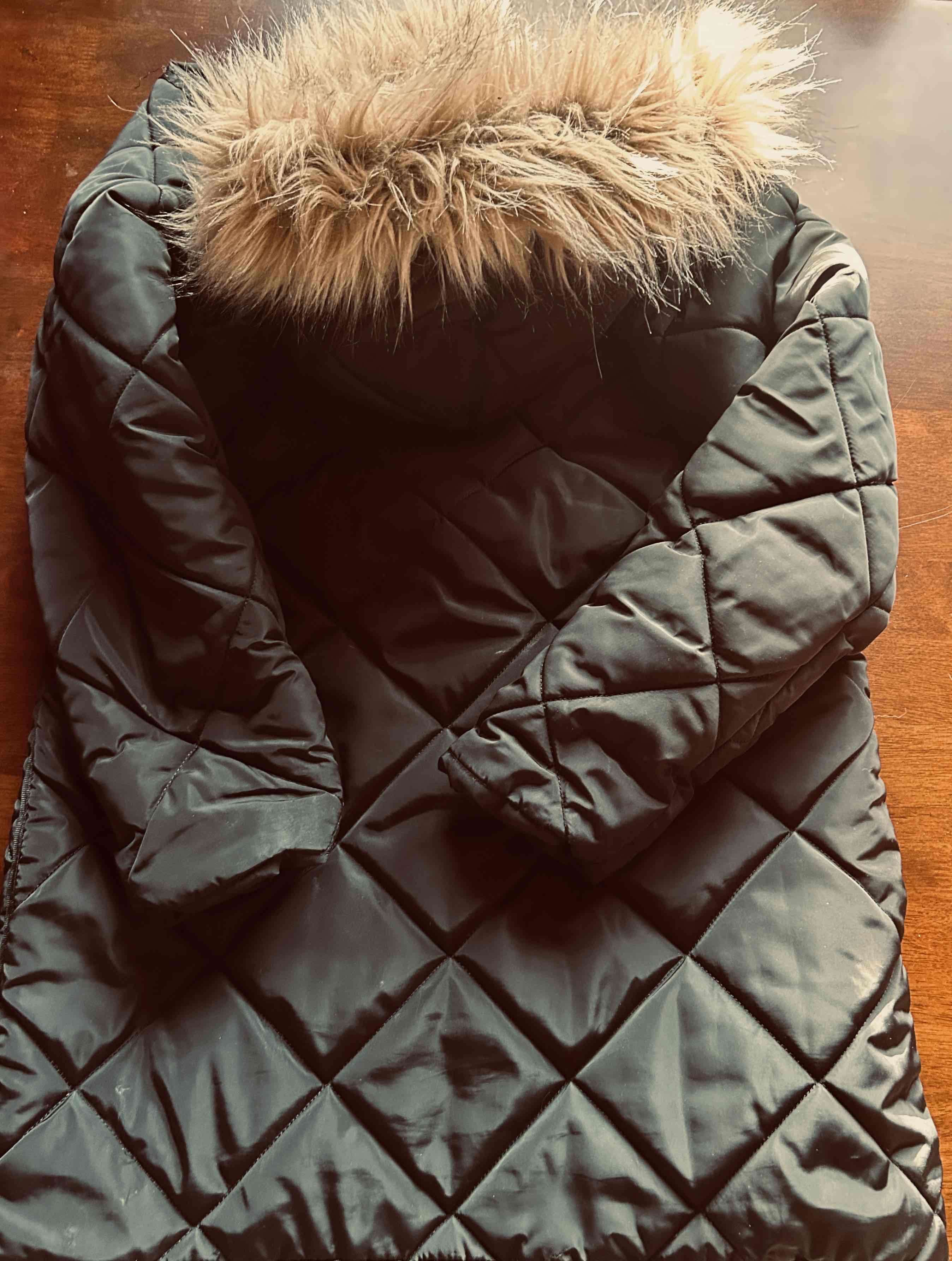 Parka negra con capucha - miniatura 3