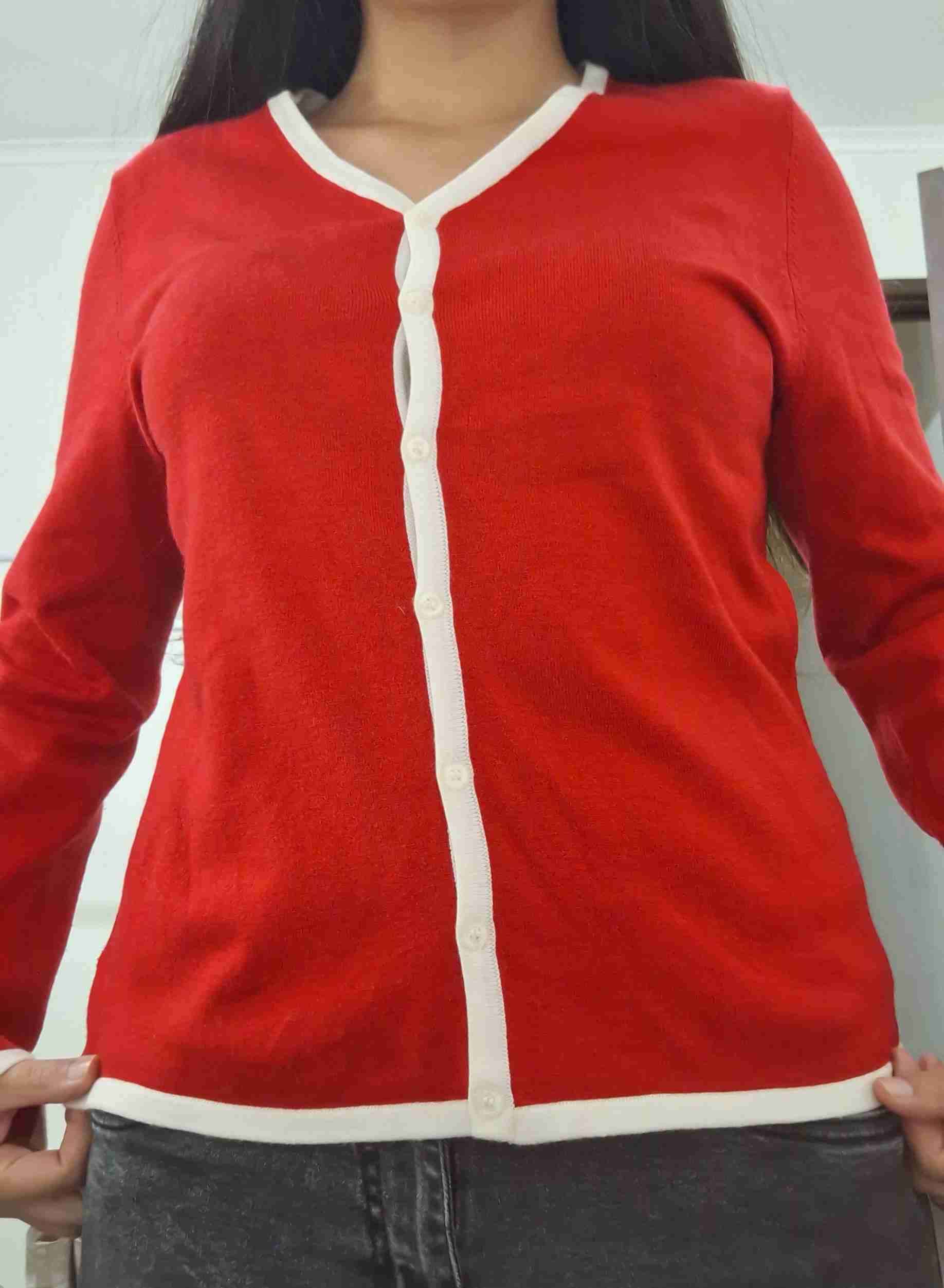 Cardigán rojo con bordes blancos - miniatura 4