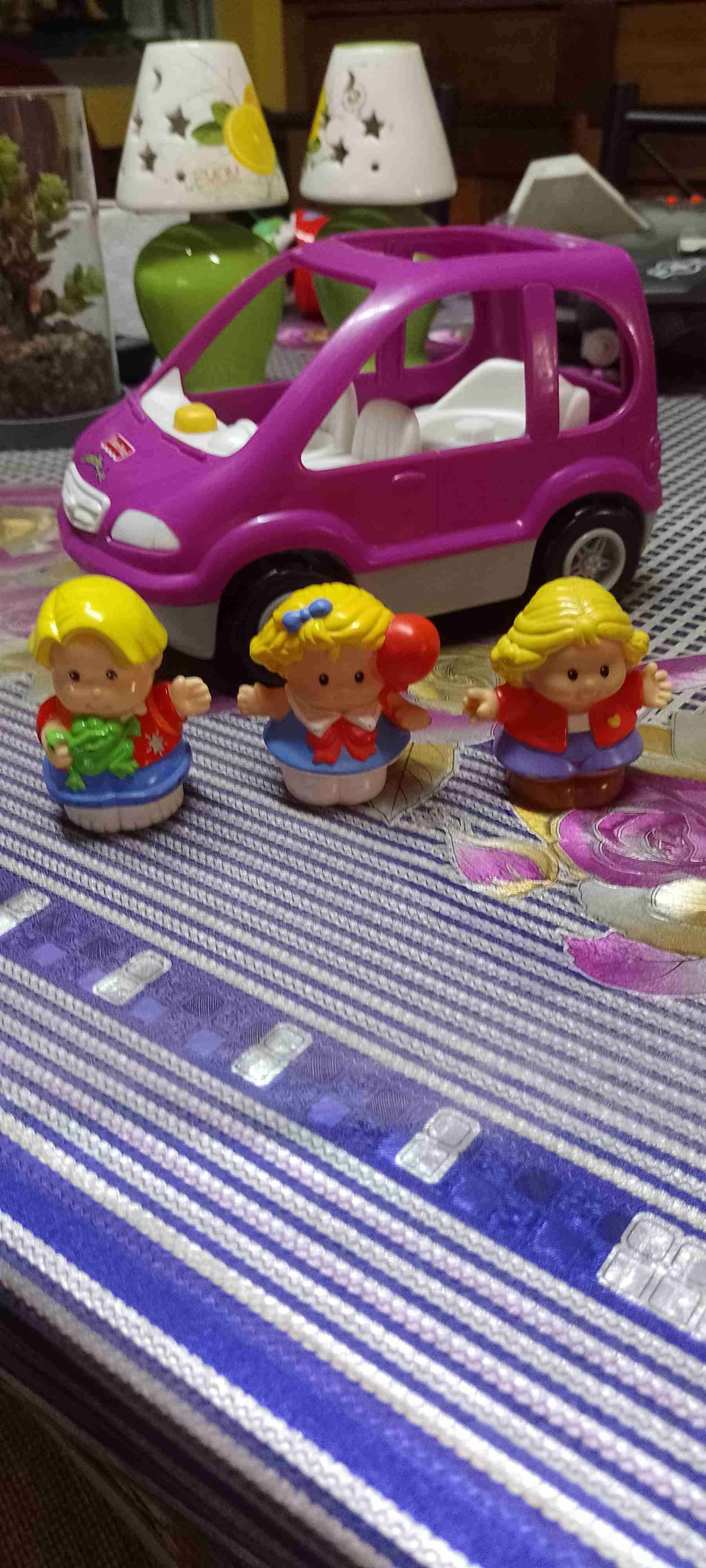 Set de auto y muñecos de juguete - miniatura 1