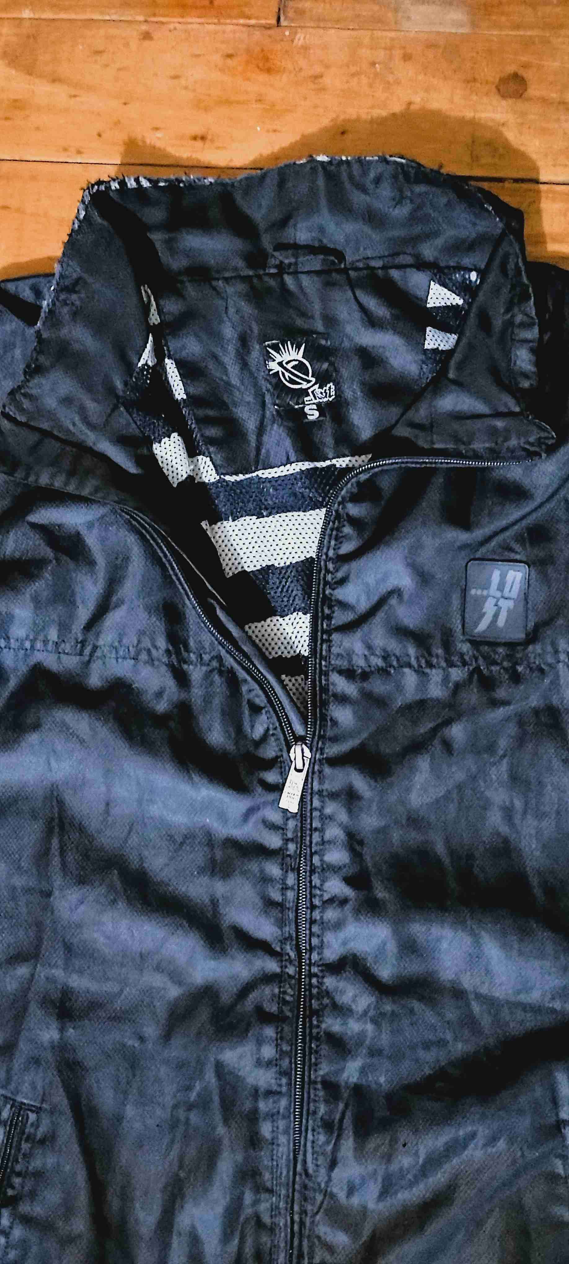 Cortavientos negro "Lost" - miniatura 2