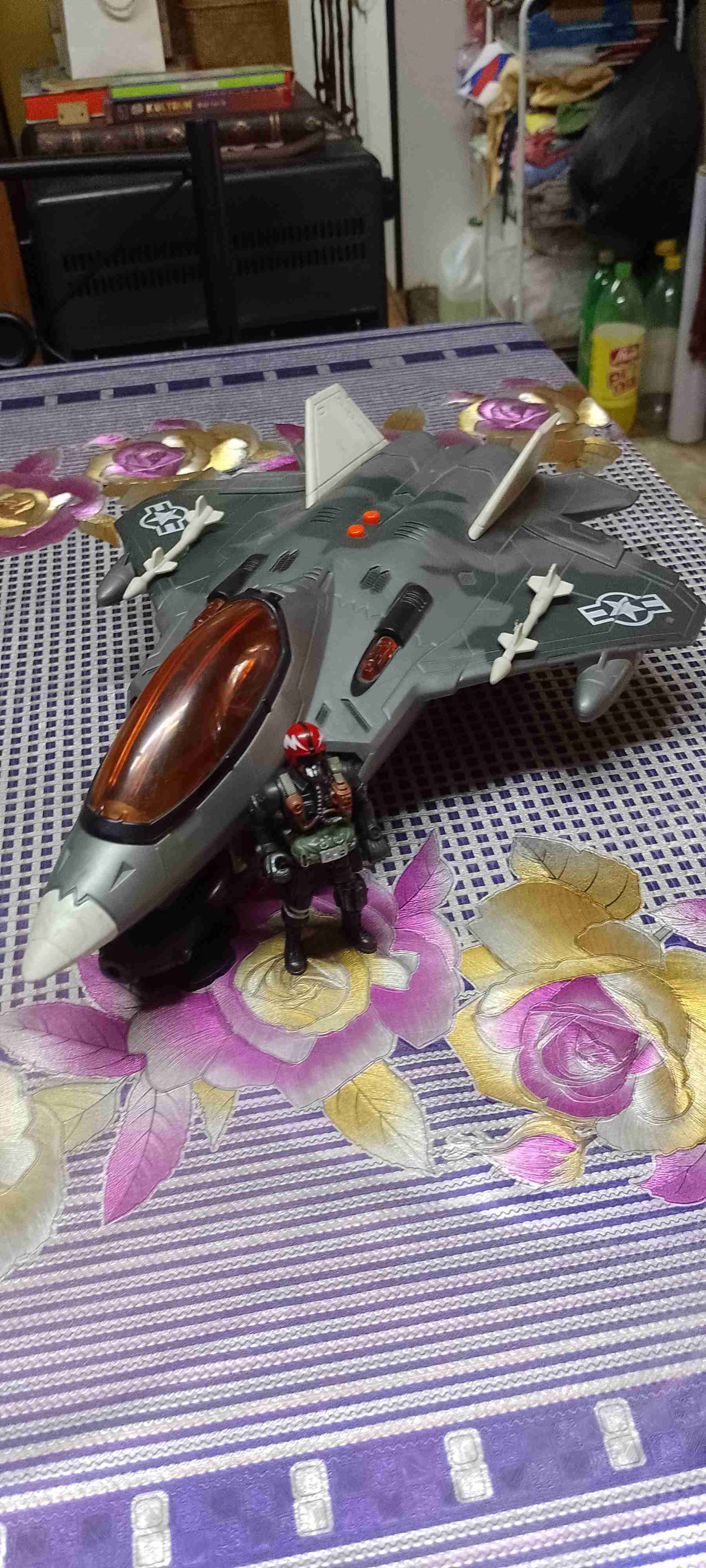 Avión de juguete con figura