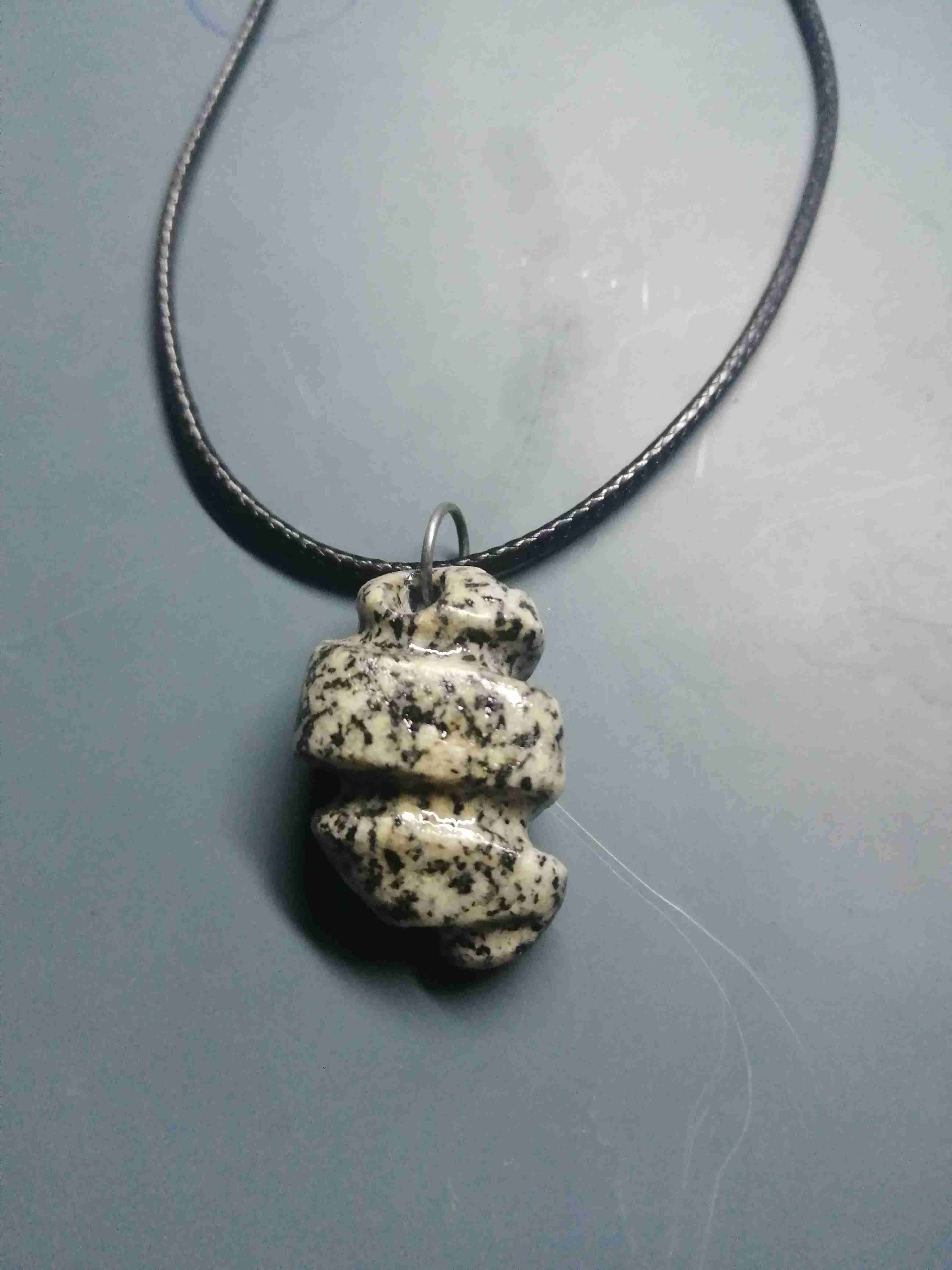 Collar con colgante de piedra tallada - miniatura 2