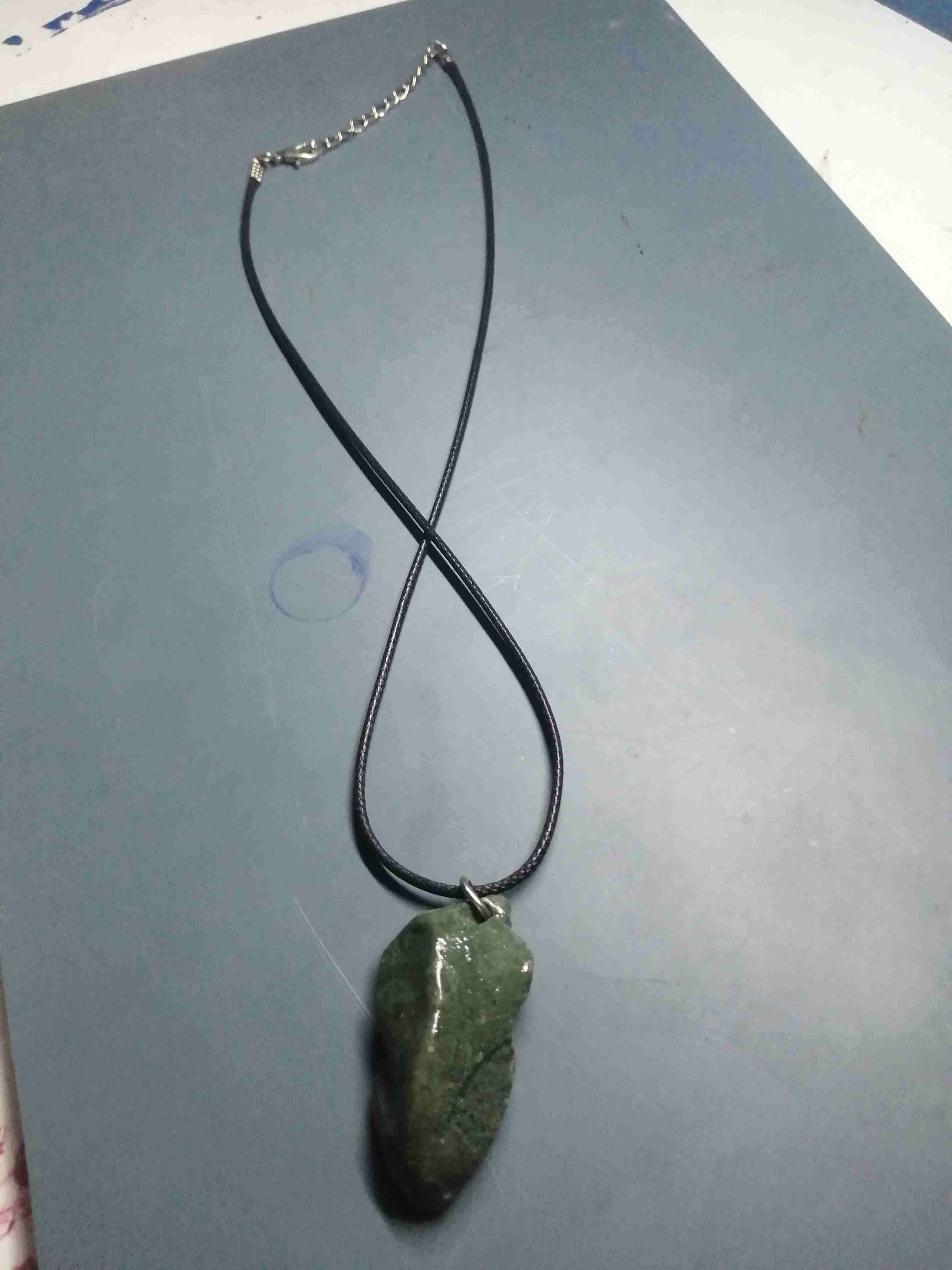 Collar con colgante de piedra tallada - miniatura 3