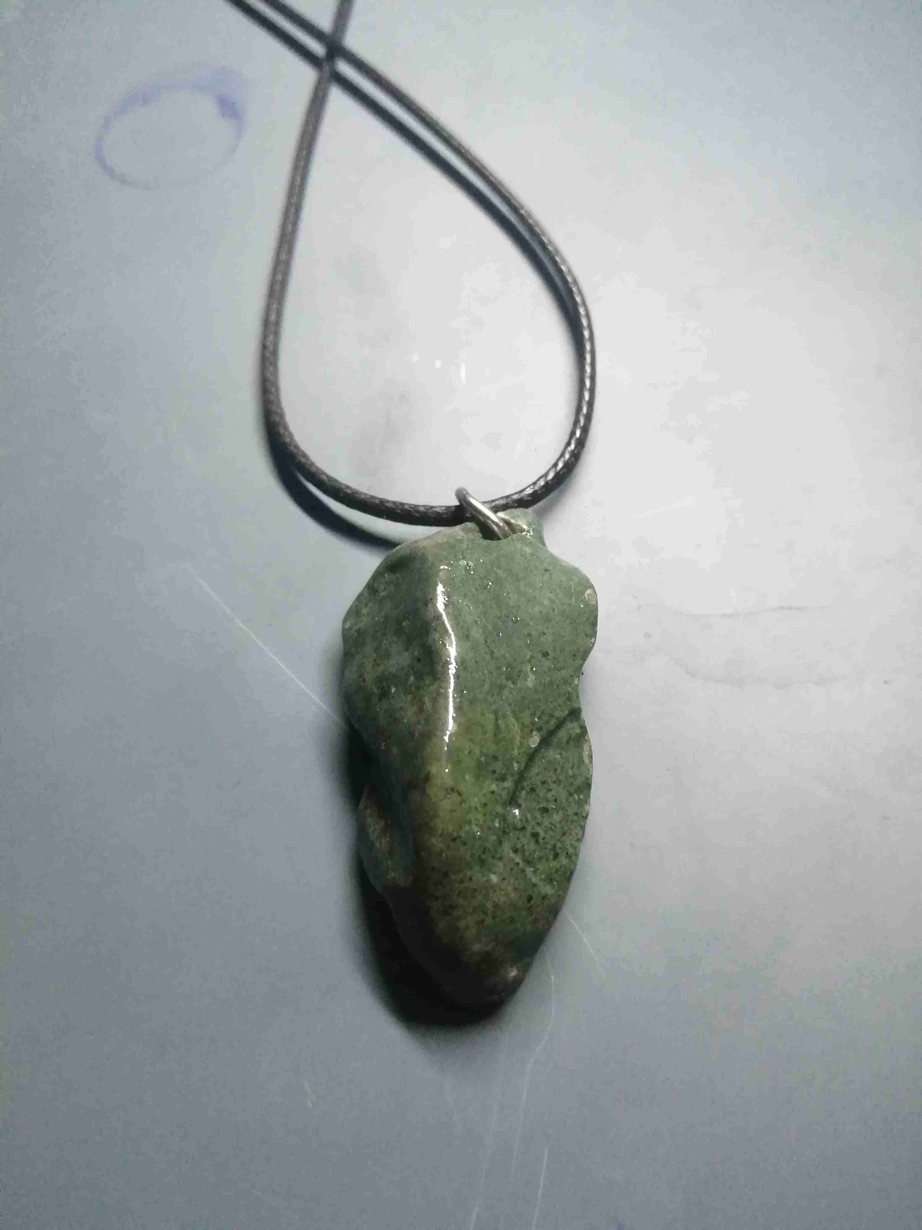 Collar con colgante de piedra tallada - miniatura 4