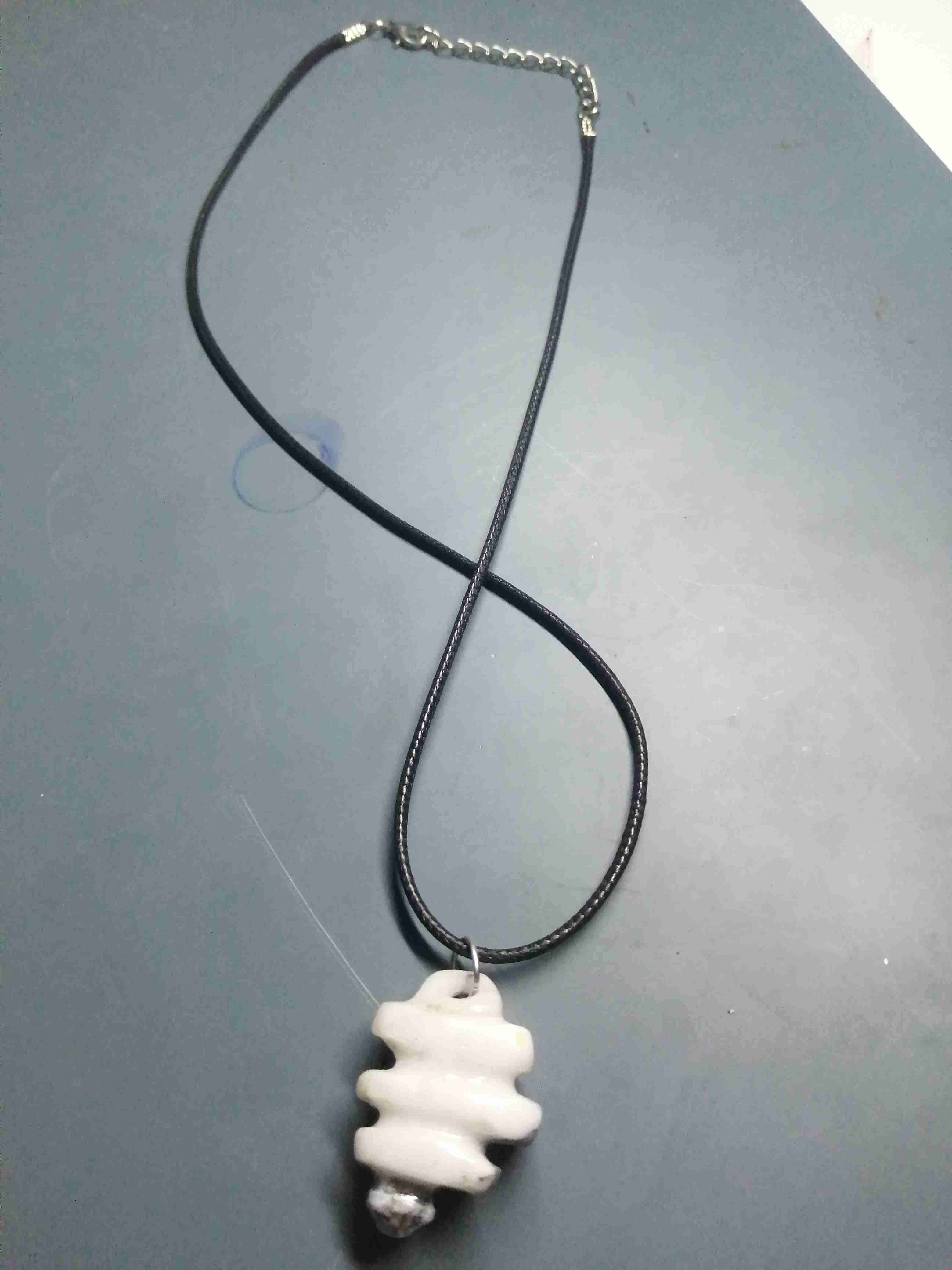 Collar con colgante artesanal piedra tallada - miniatura 3