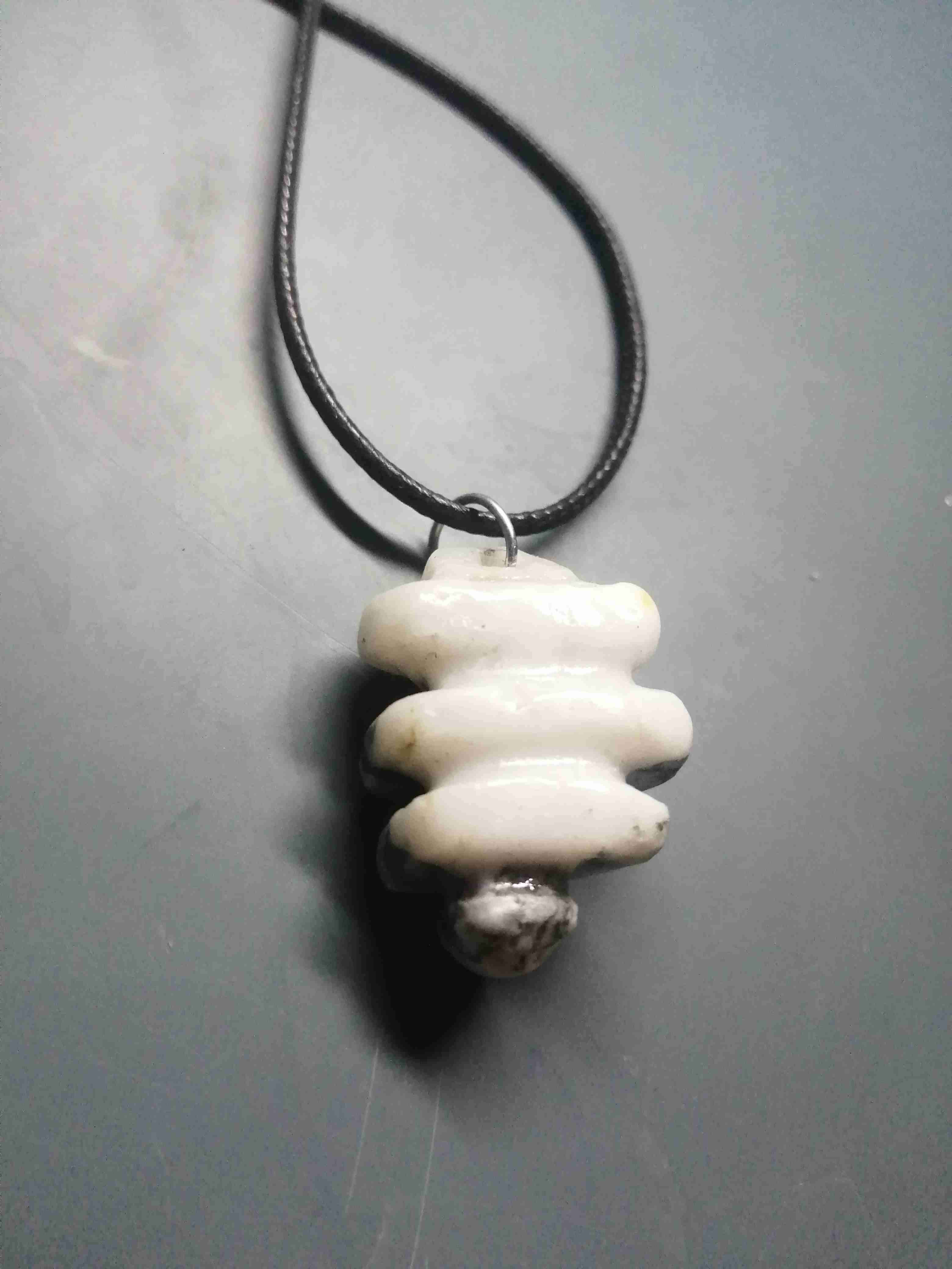 Collar con colgante artesanal piedra tallada - miniatura 4