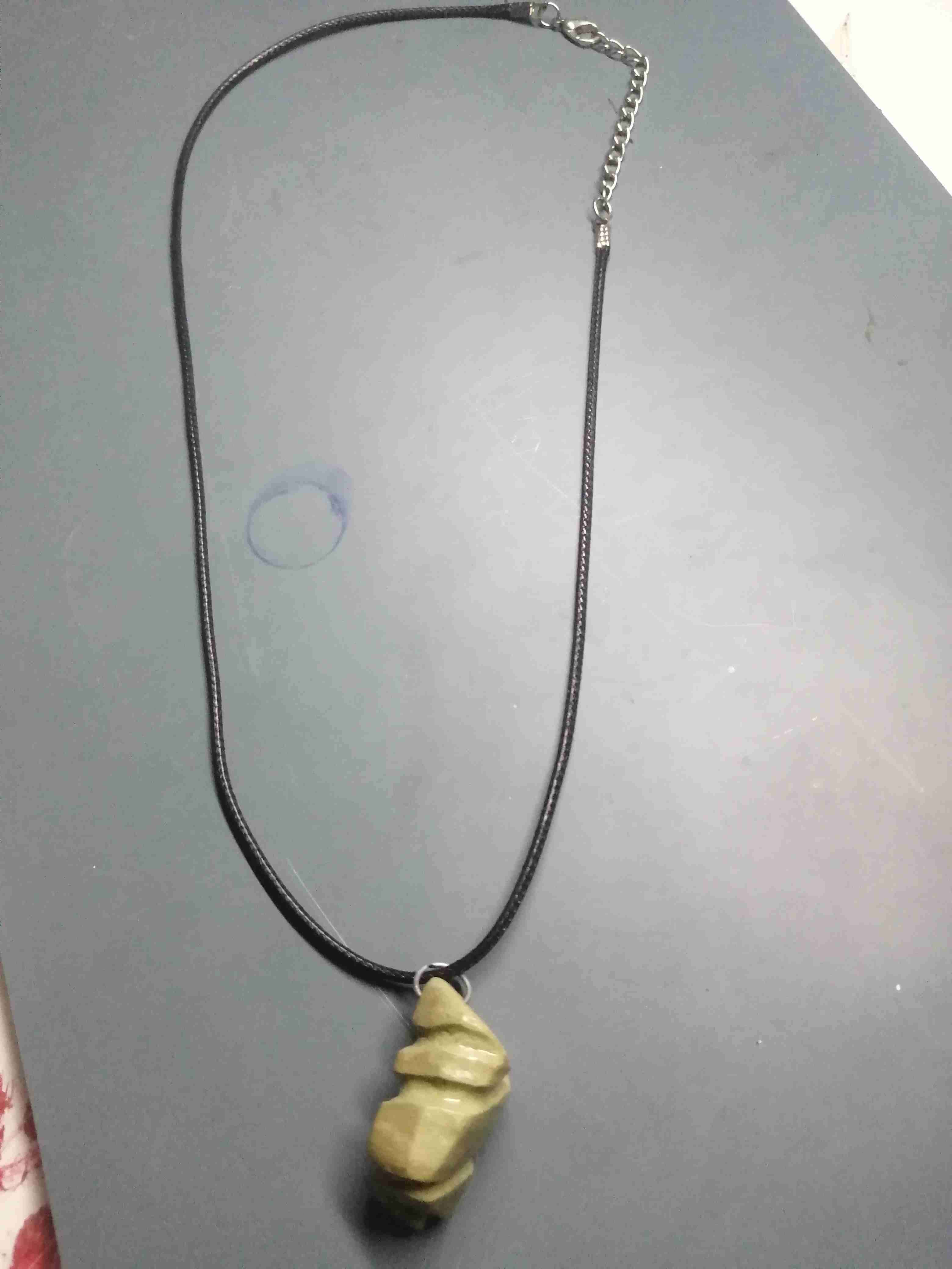 Collar con colgante artesanal piedra tallada - miniatura 5