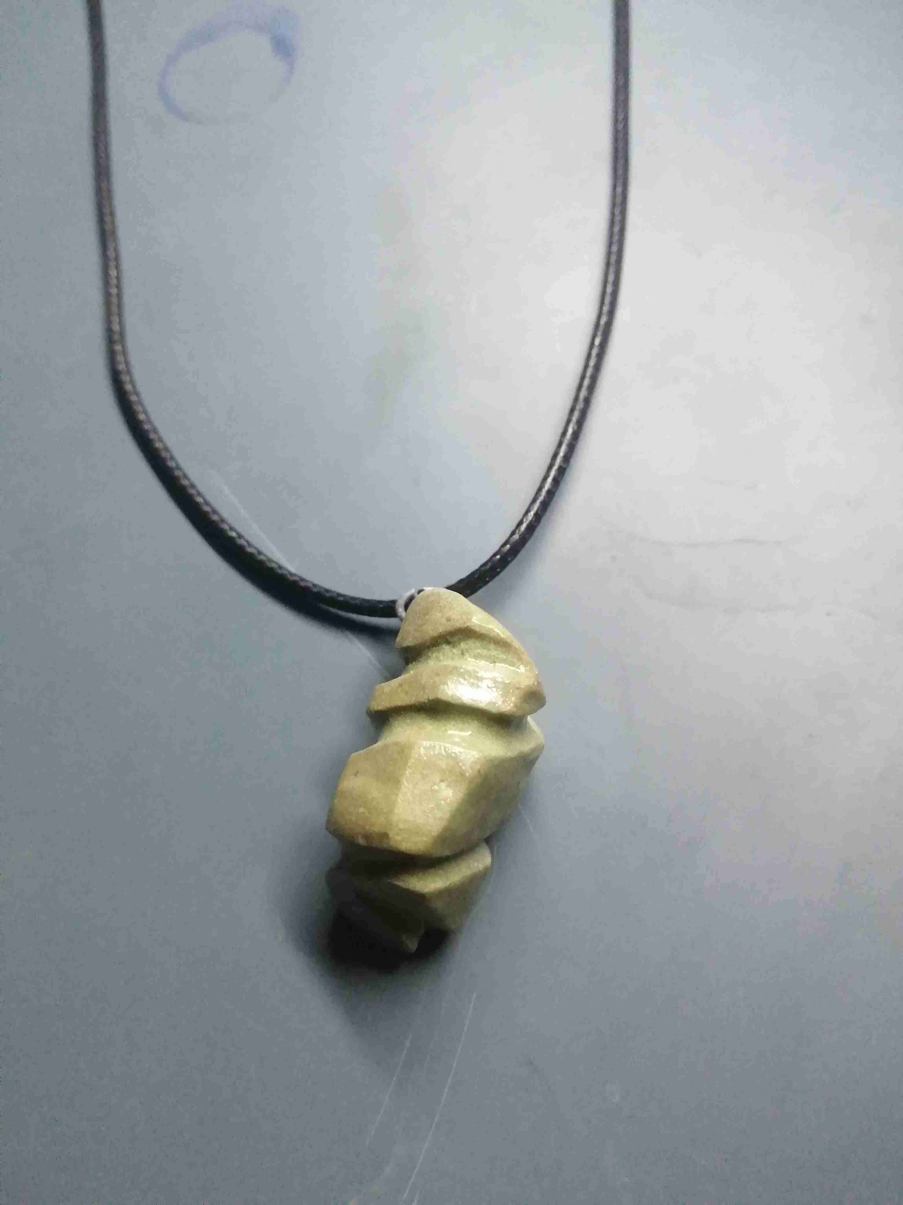 Collar con colgante artesanal piedra tallada - miniatura 6