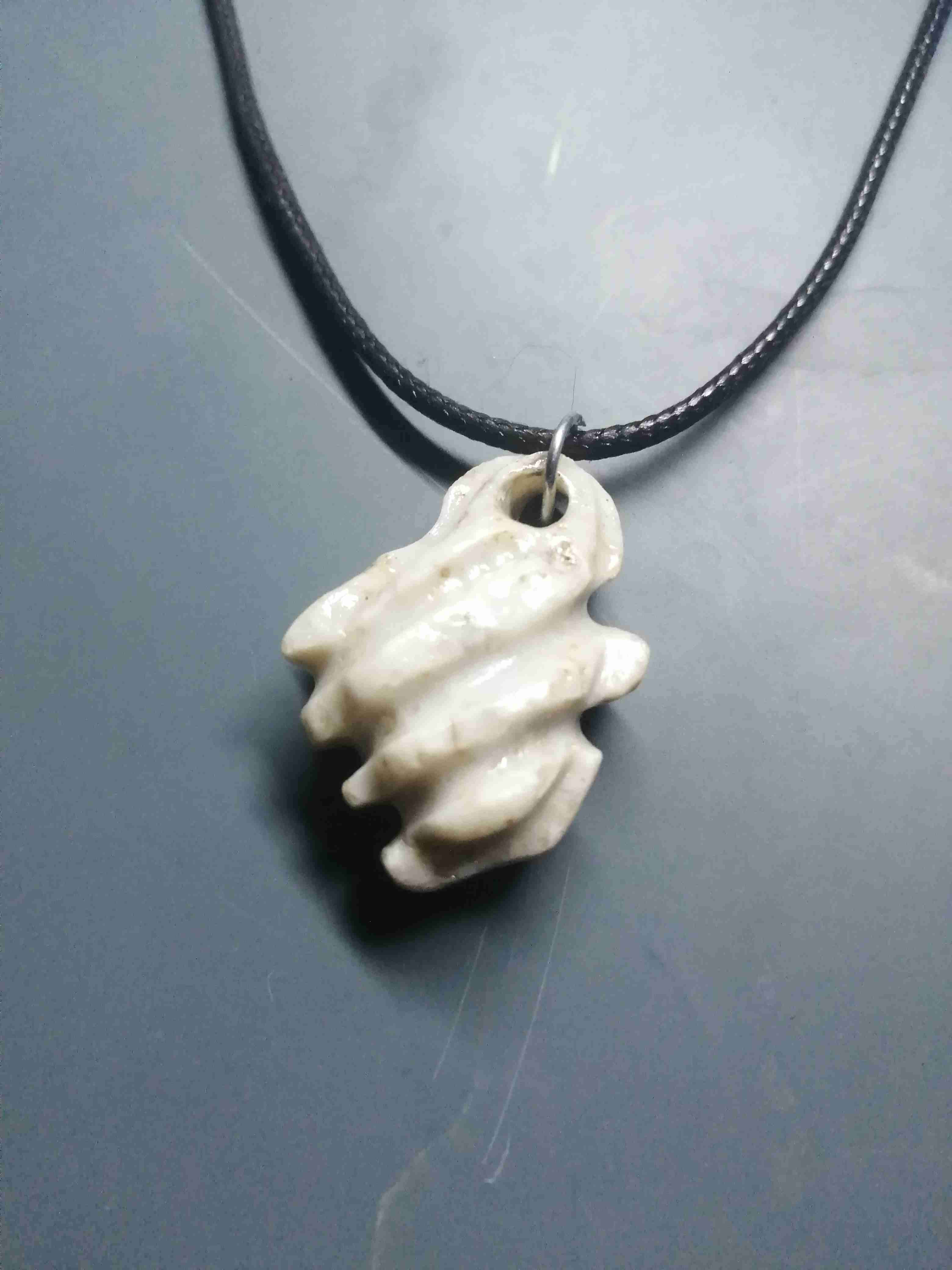 Colgante de cuero con piedra tallada - miniatura 2