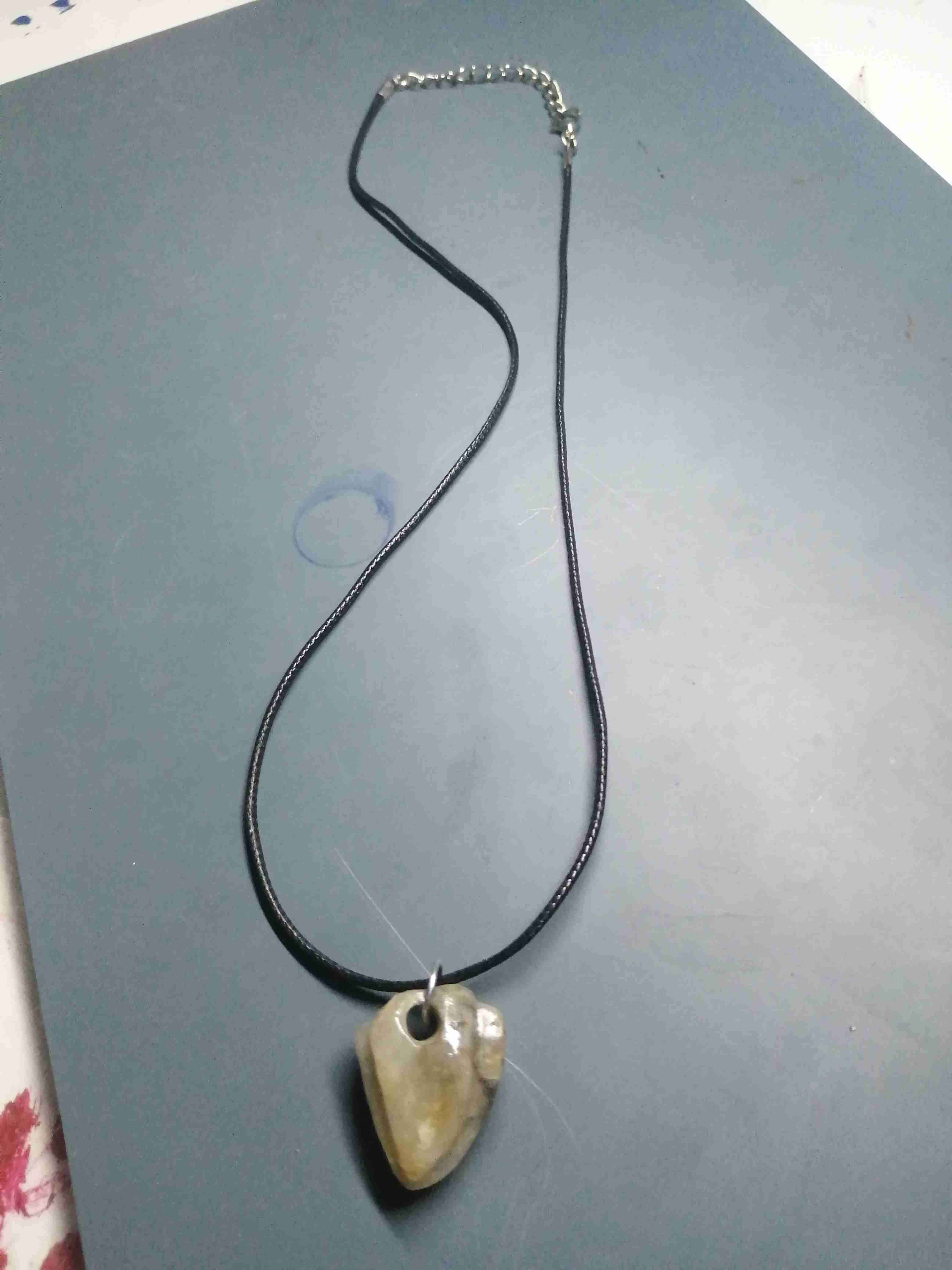 Colgante de cuero con piedra tallada - miniatura 3