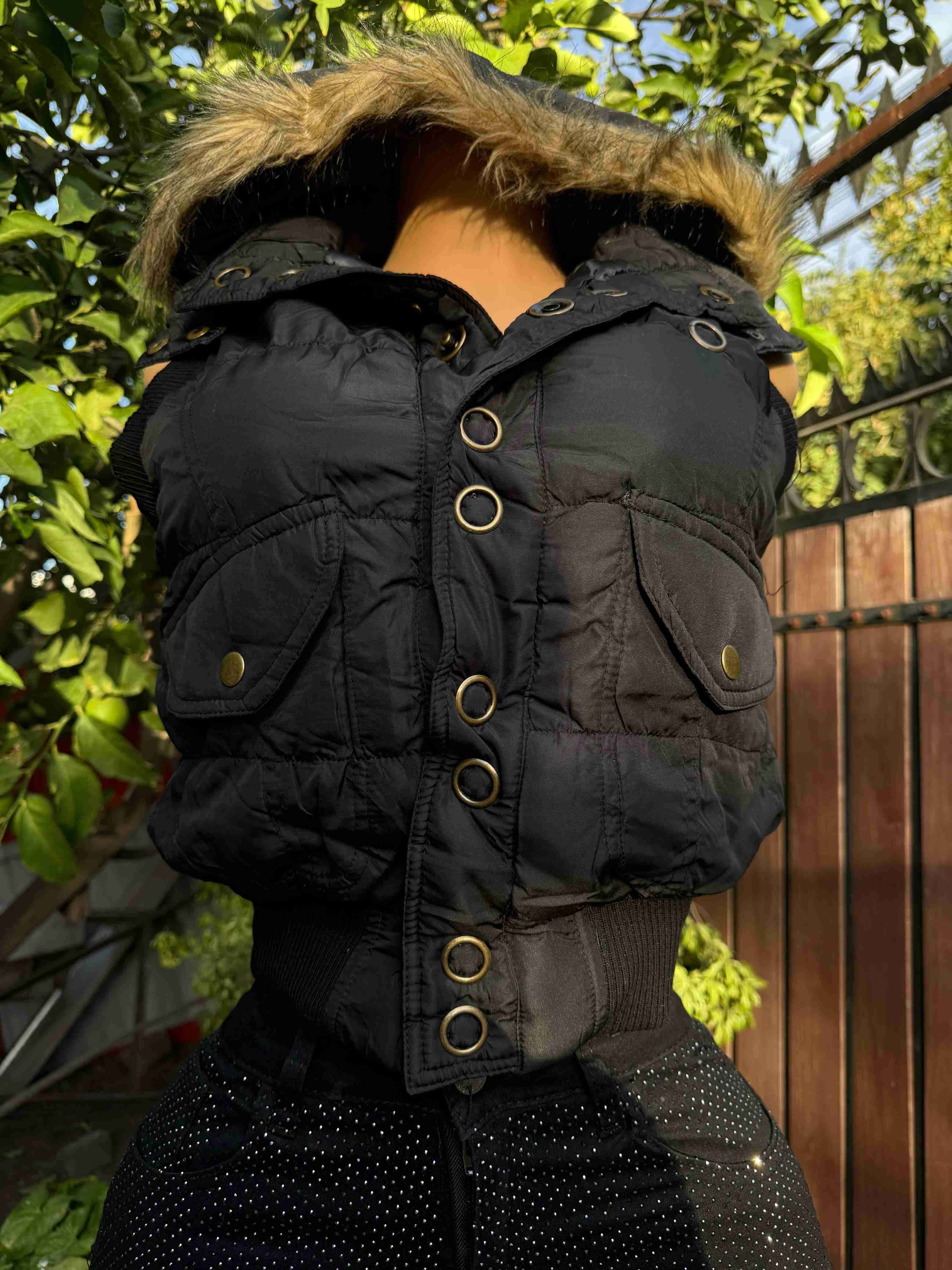 Chaleco blanco con capucha de peluche - miniatura 2