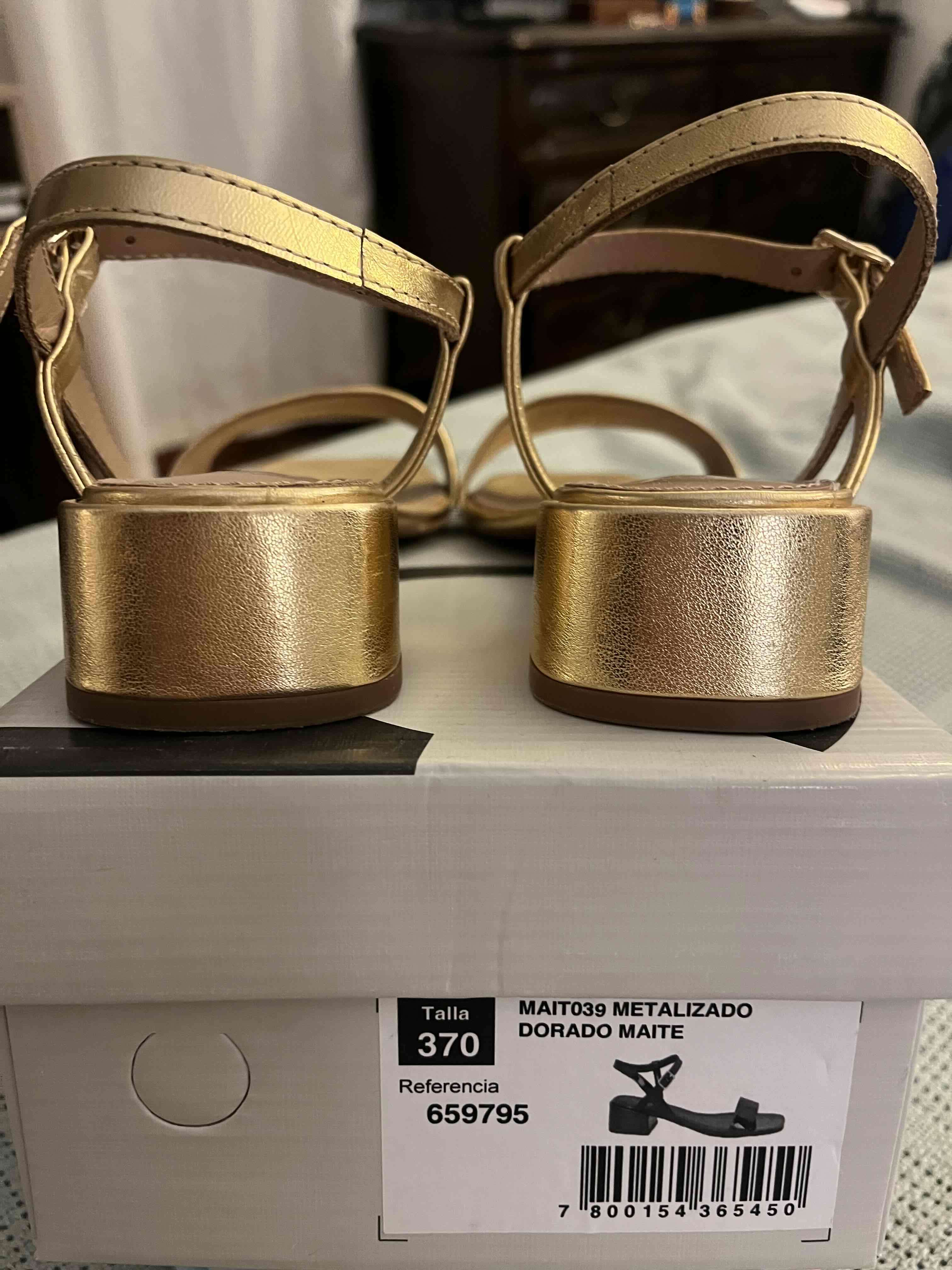 Sandalias doradas de tacón bajo - miniatura 3