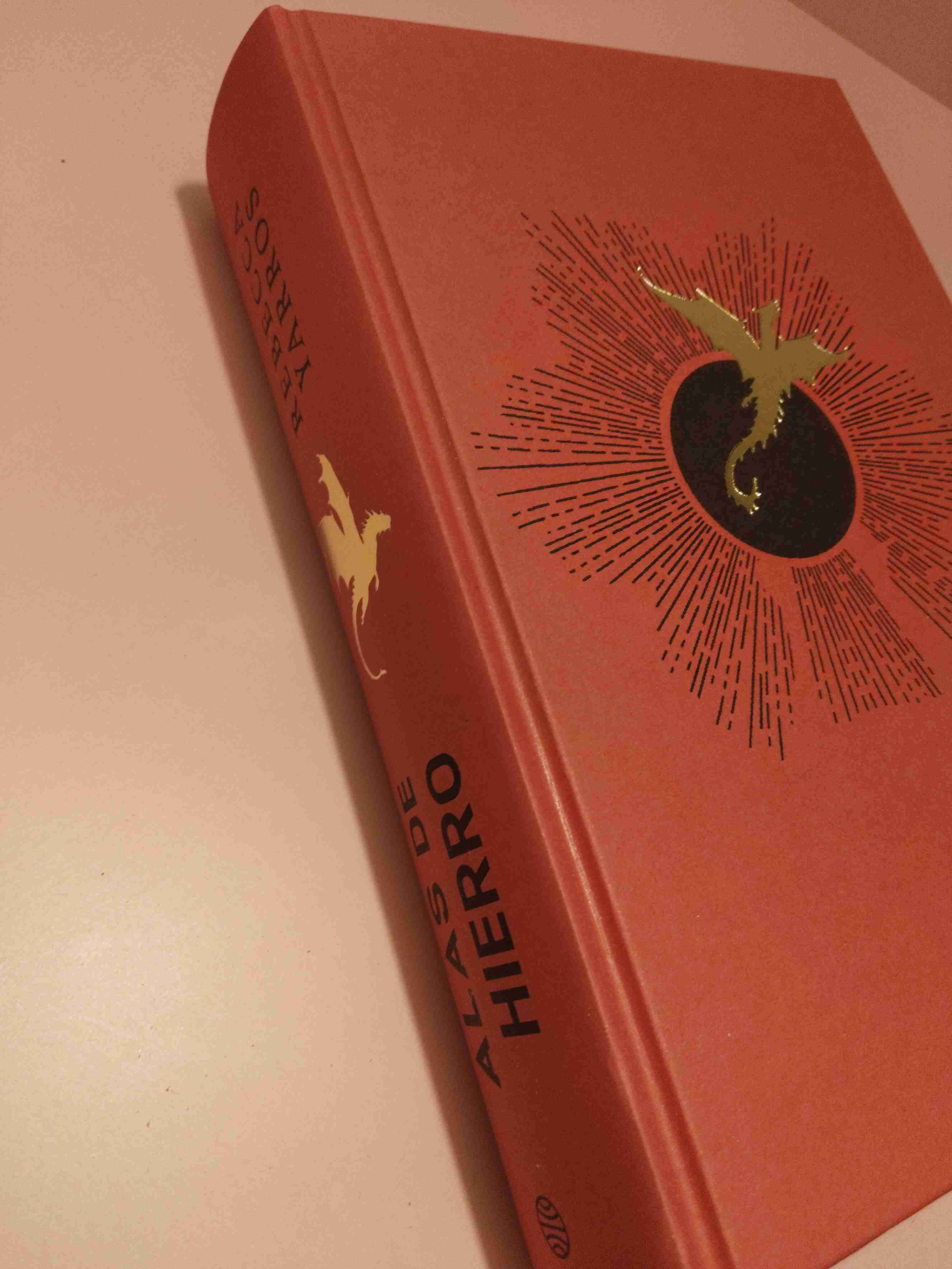 Libro 'Alas de Hierro' de Rebecca Yarros - miniatura 2