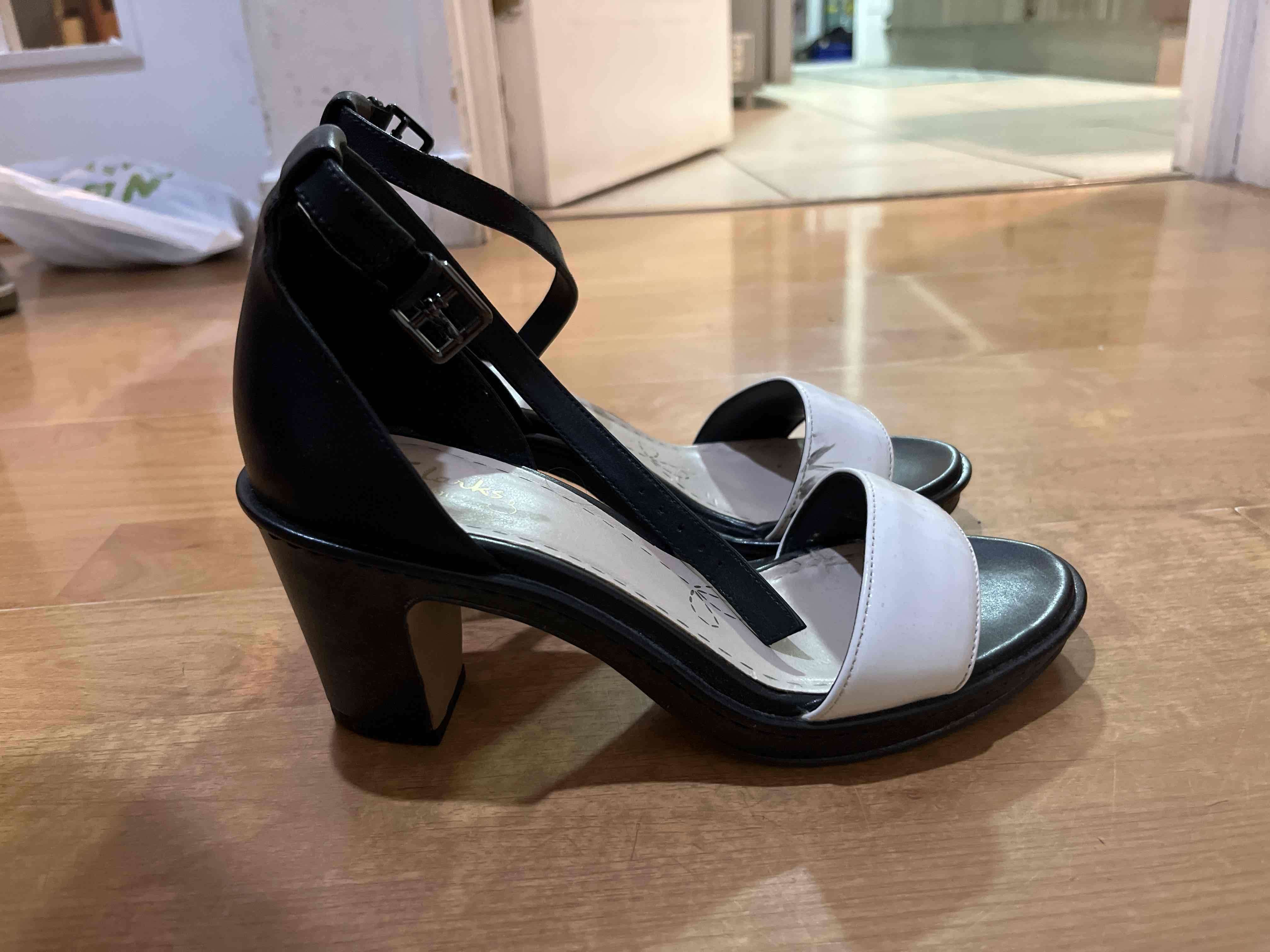 Sandalias Clarks blanco y negro - miniatura 2