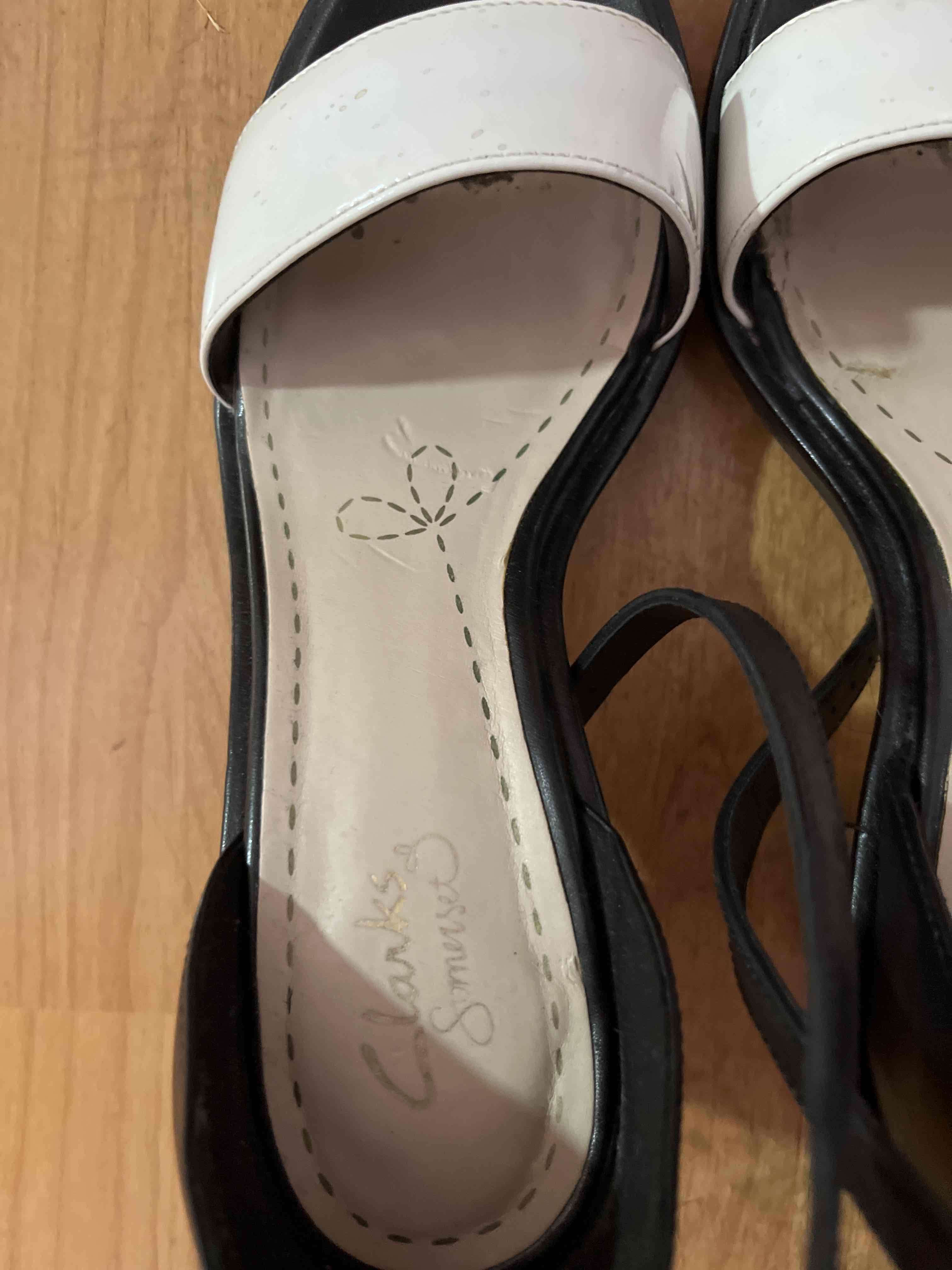 Sandalias Clarks blanco y negro - miniatura 4