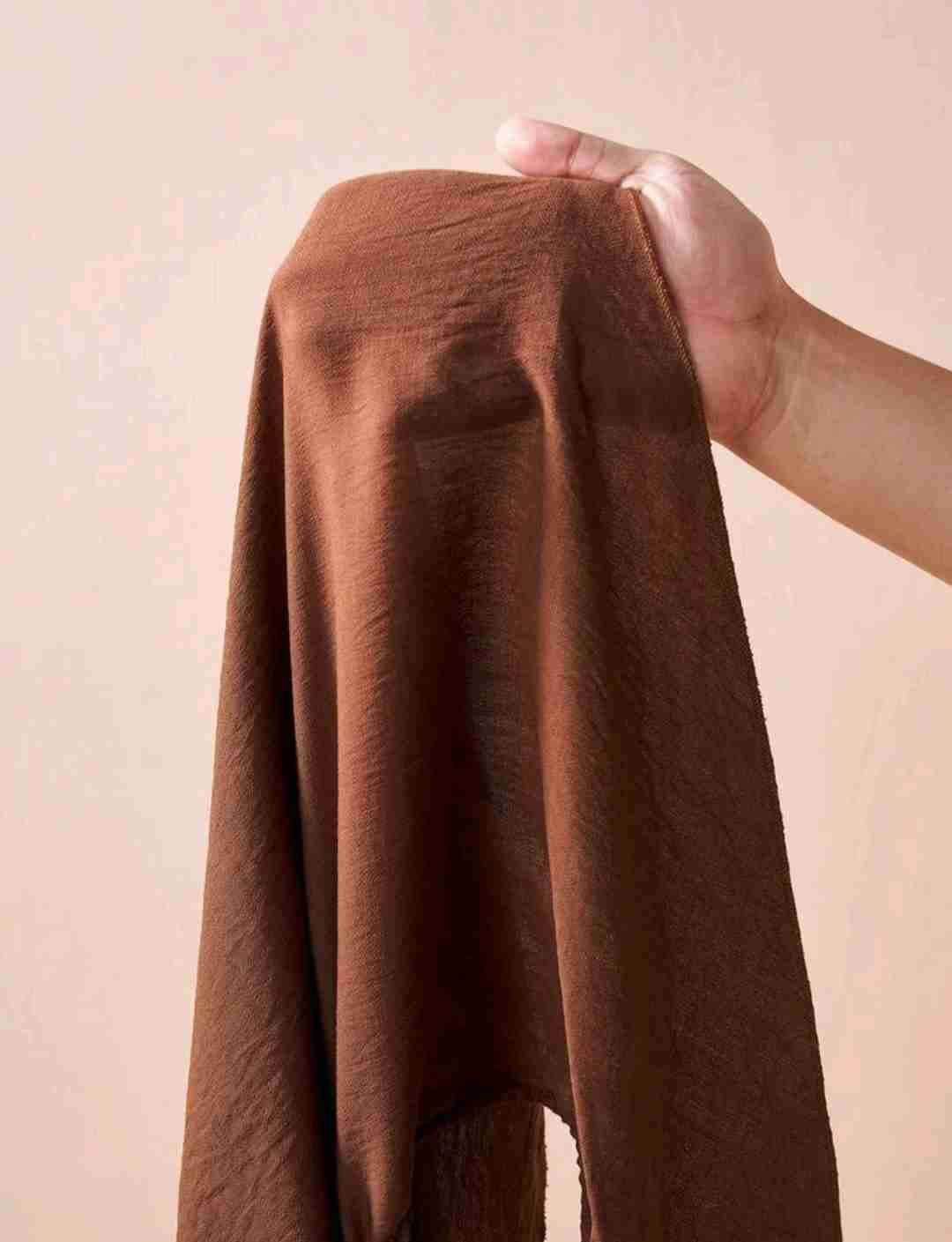 Enterito marrón de un solo hombro - miniatura 4