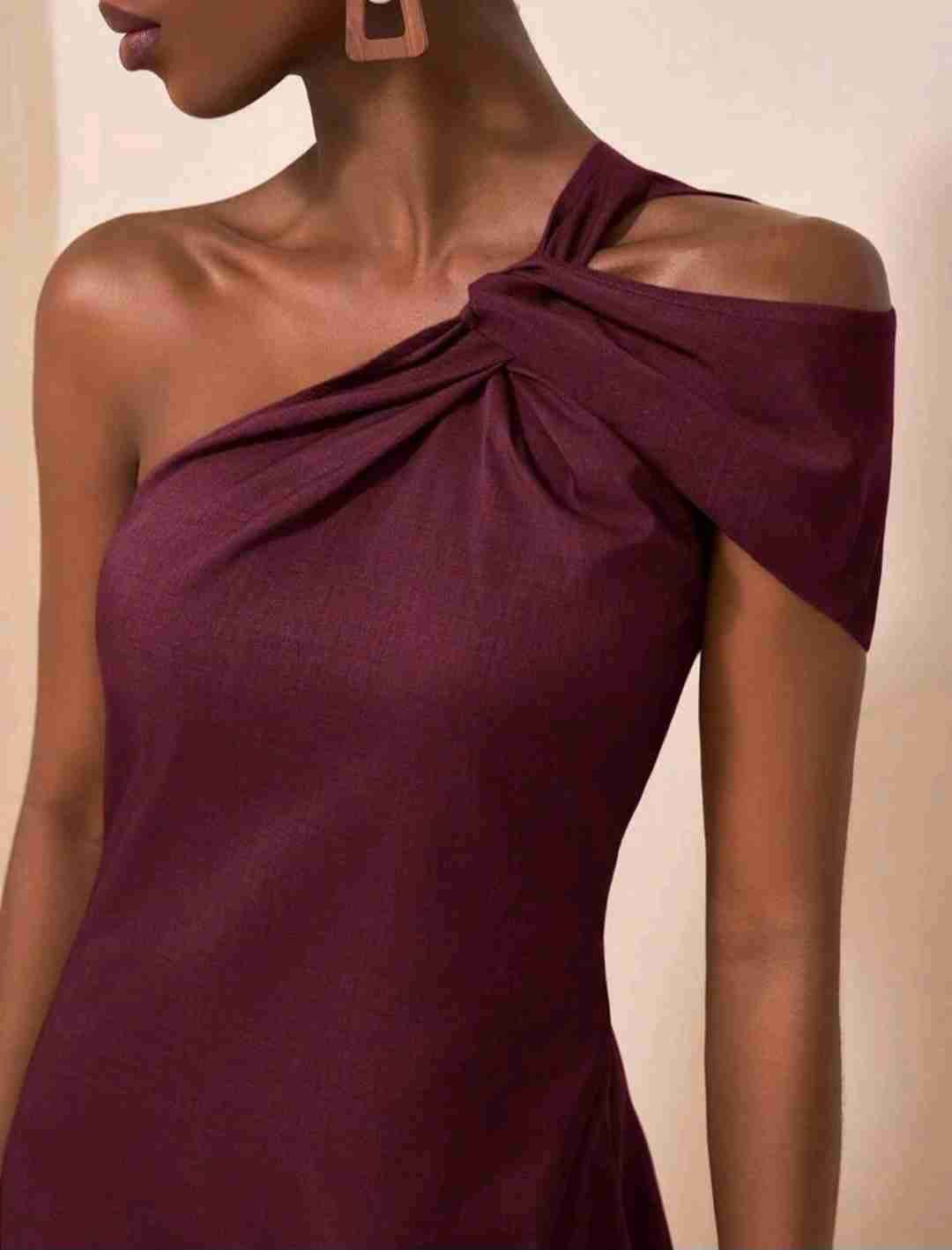 Vestido burdeo un hombro - miniatura 3