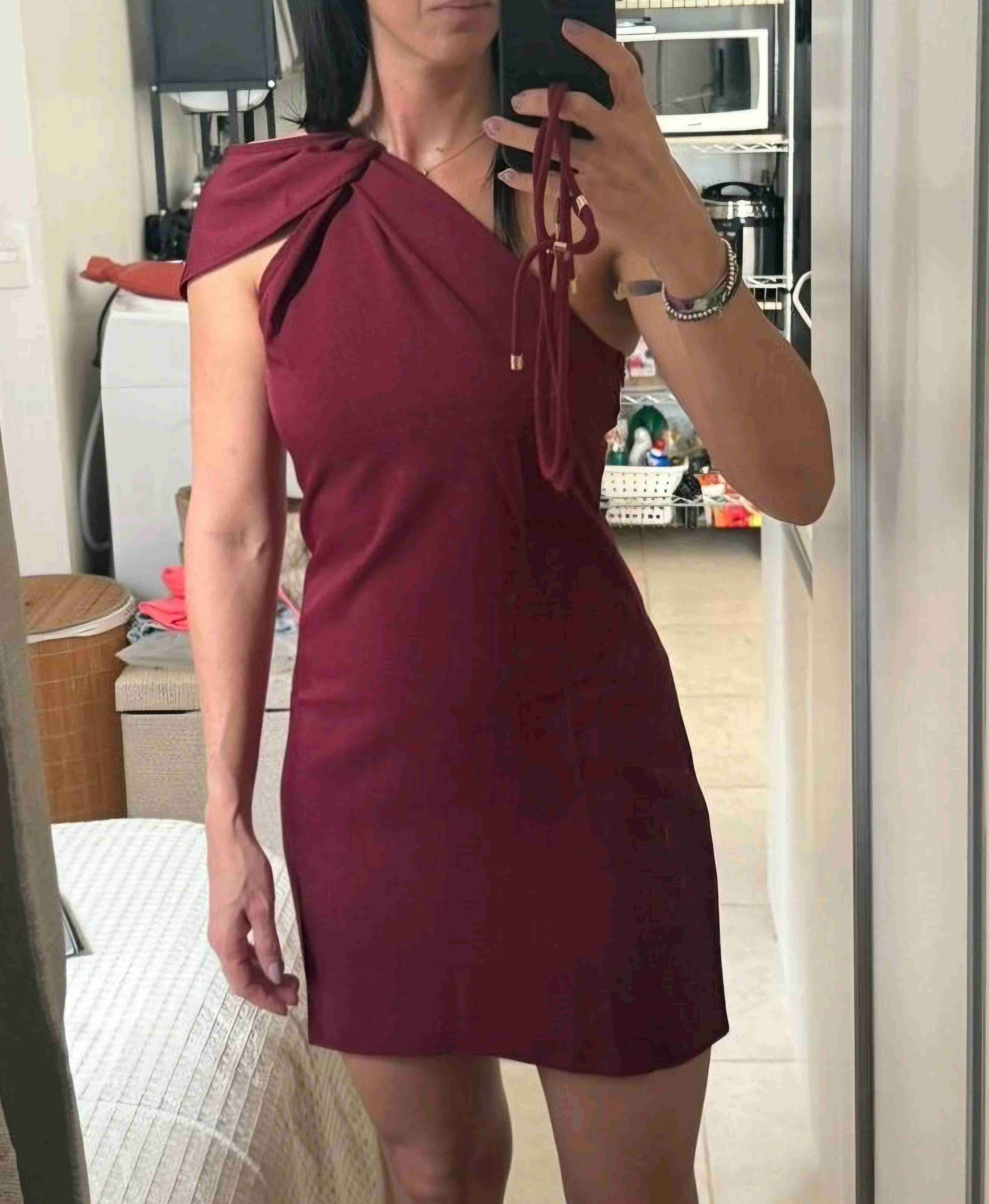 Vestido burdeo un hombro - miniatura 4