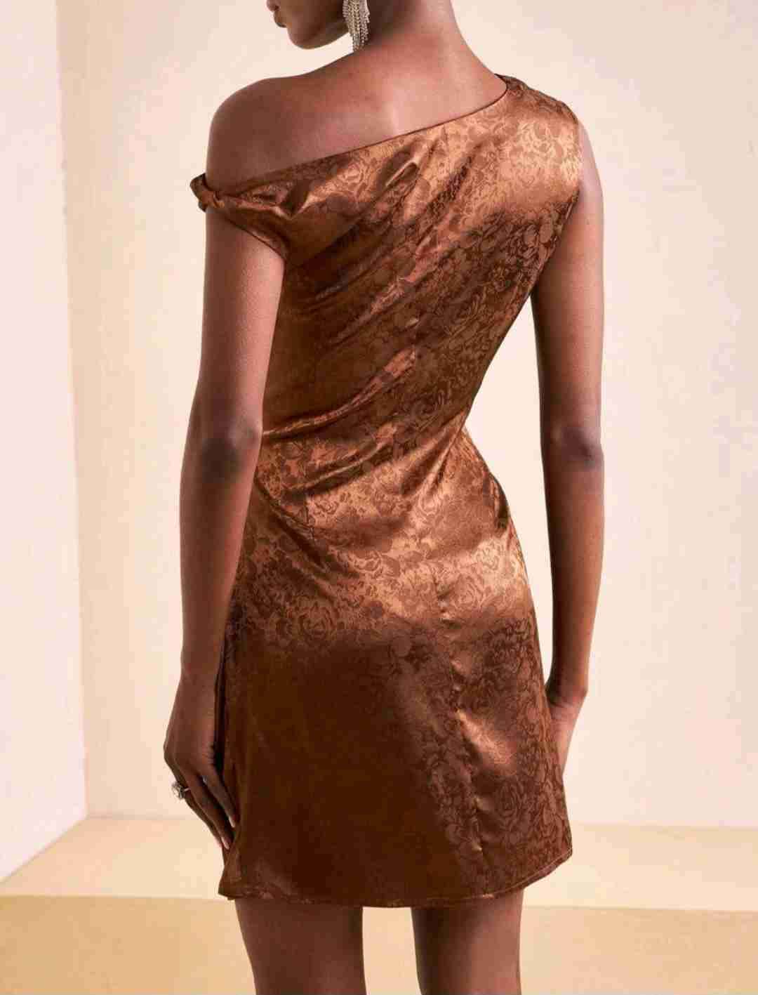 Vestido corto marrón - miniatura 2