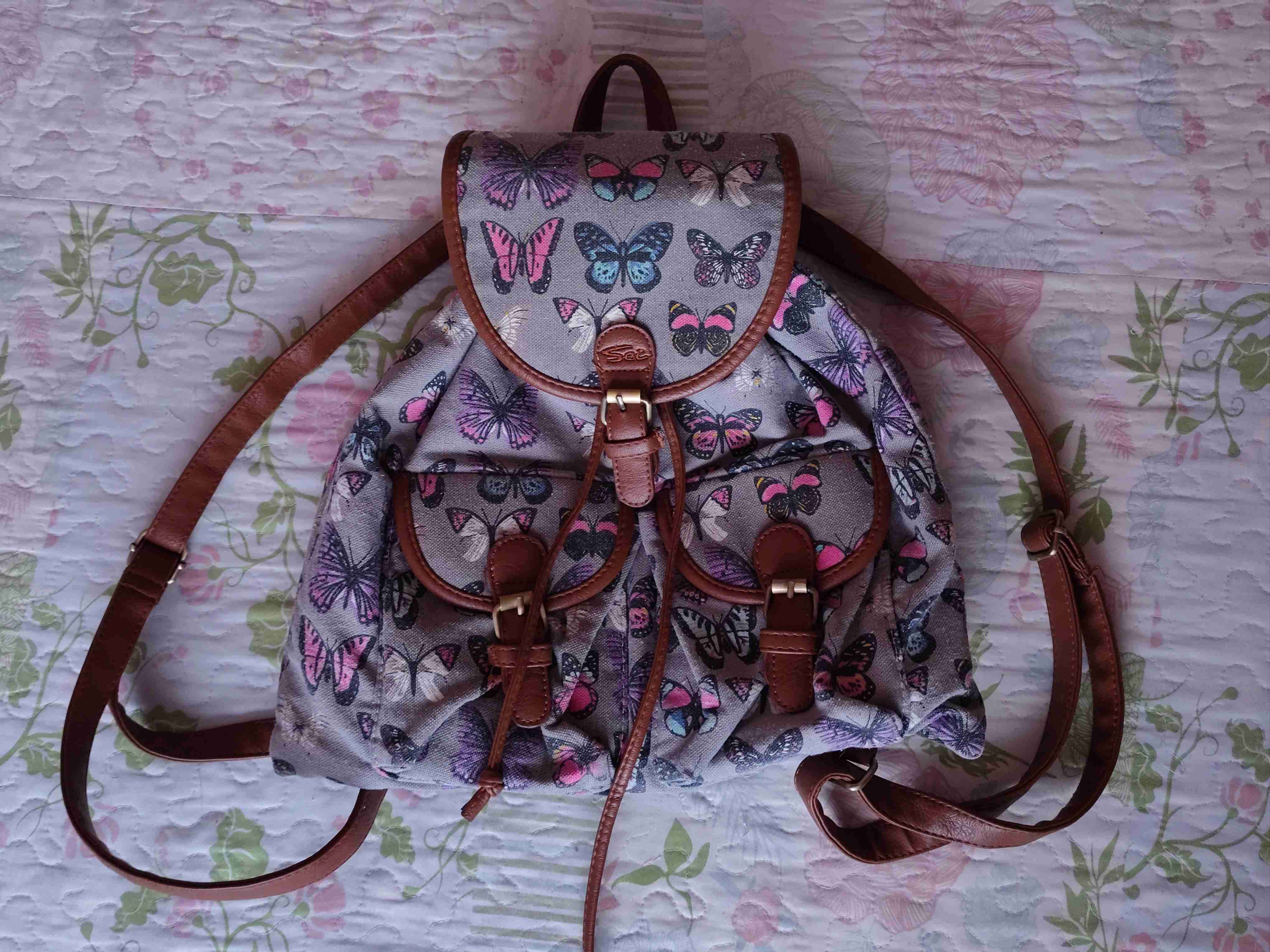 Mochila estampada mariposas.