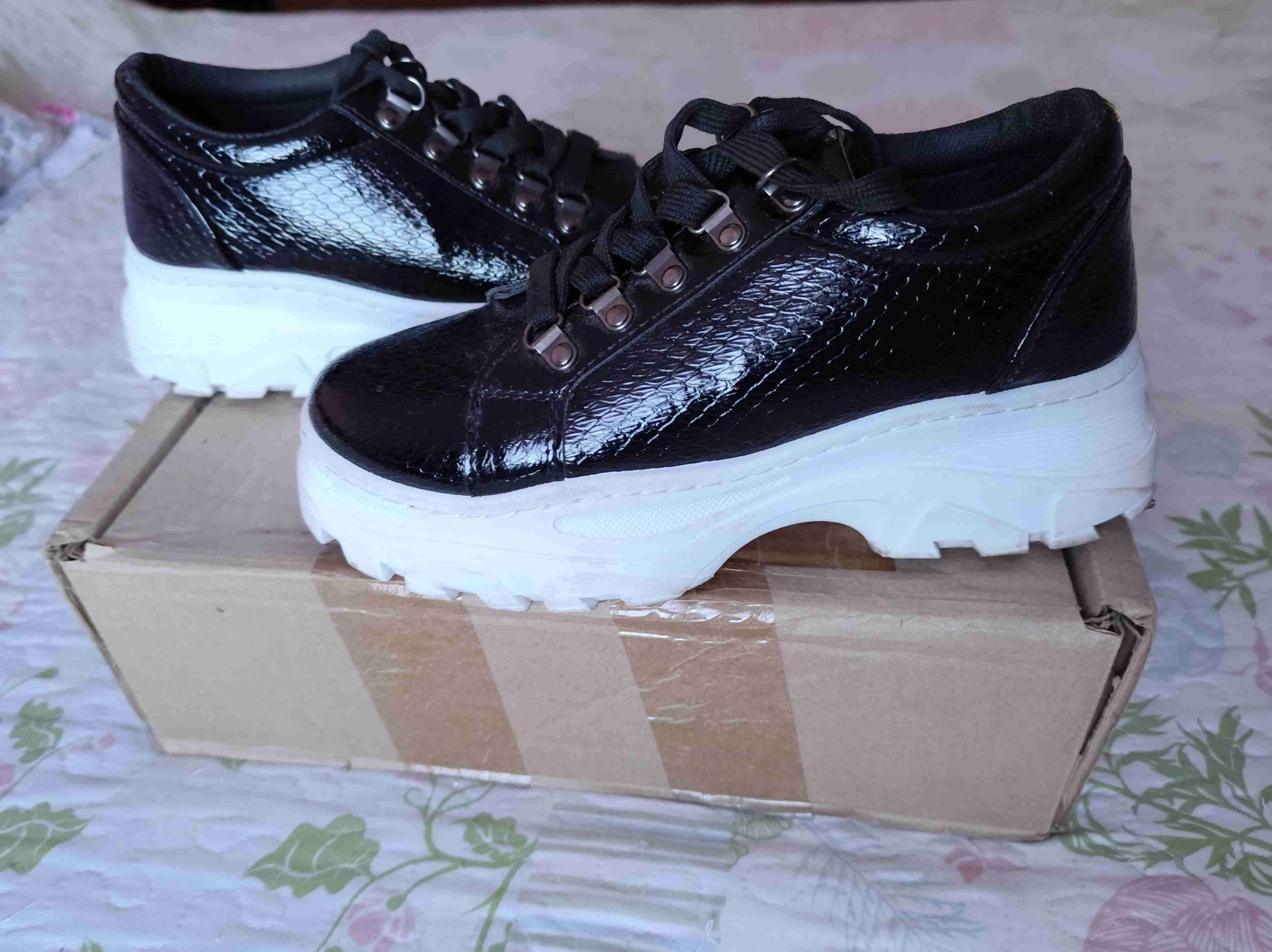 Zapatillas negras con plataforma.