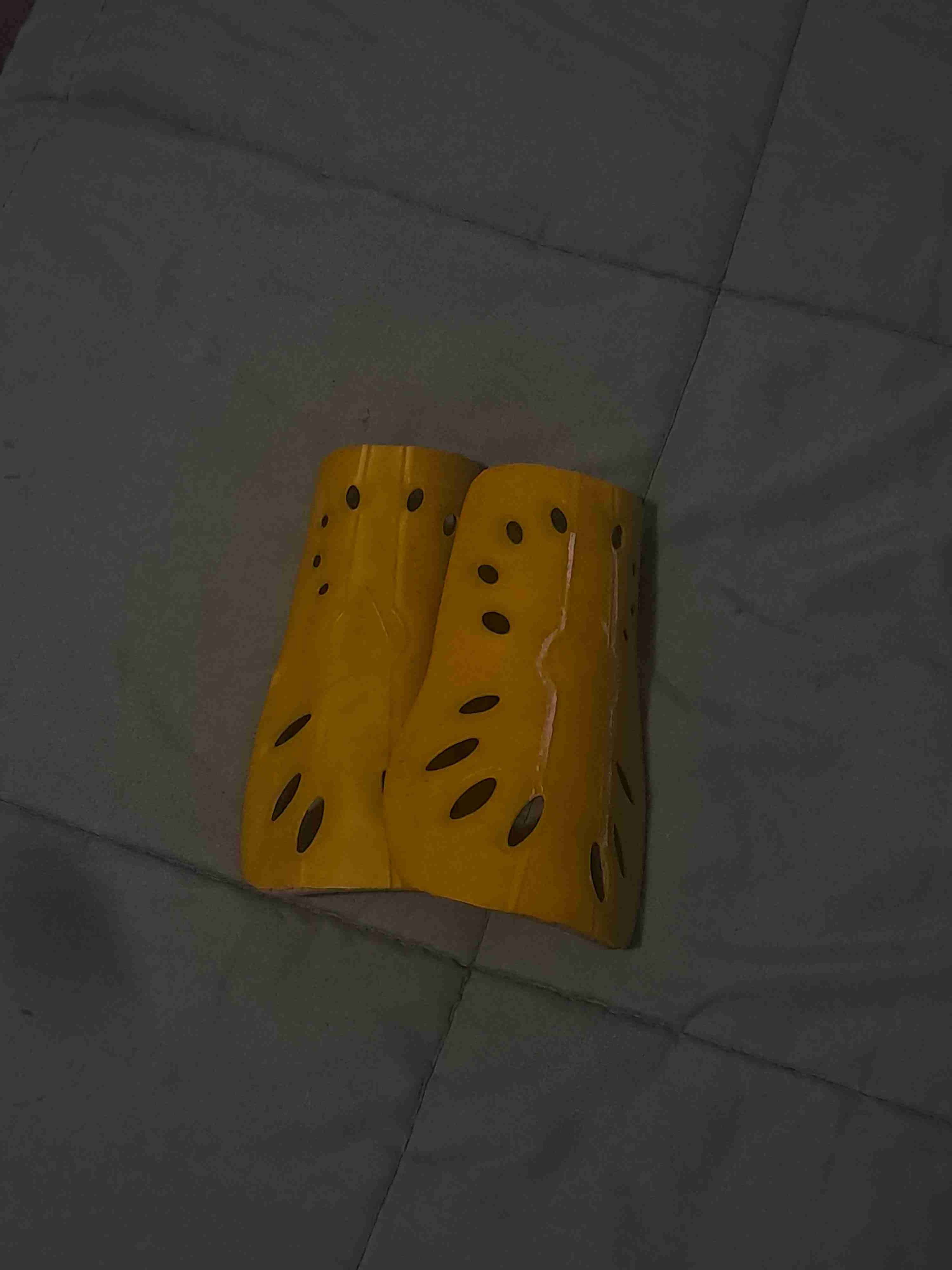 Espinilleras de fútbol amarillas