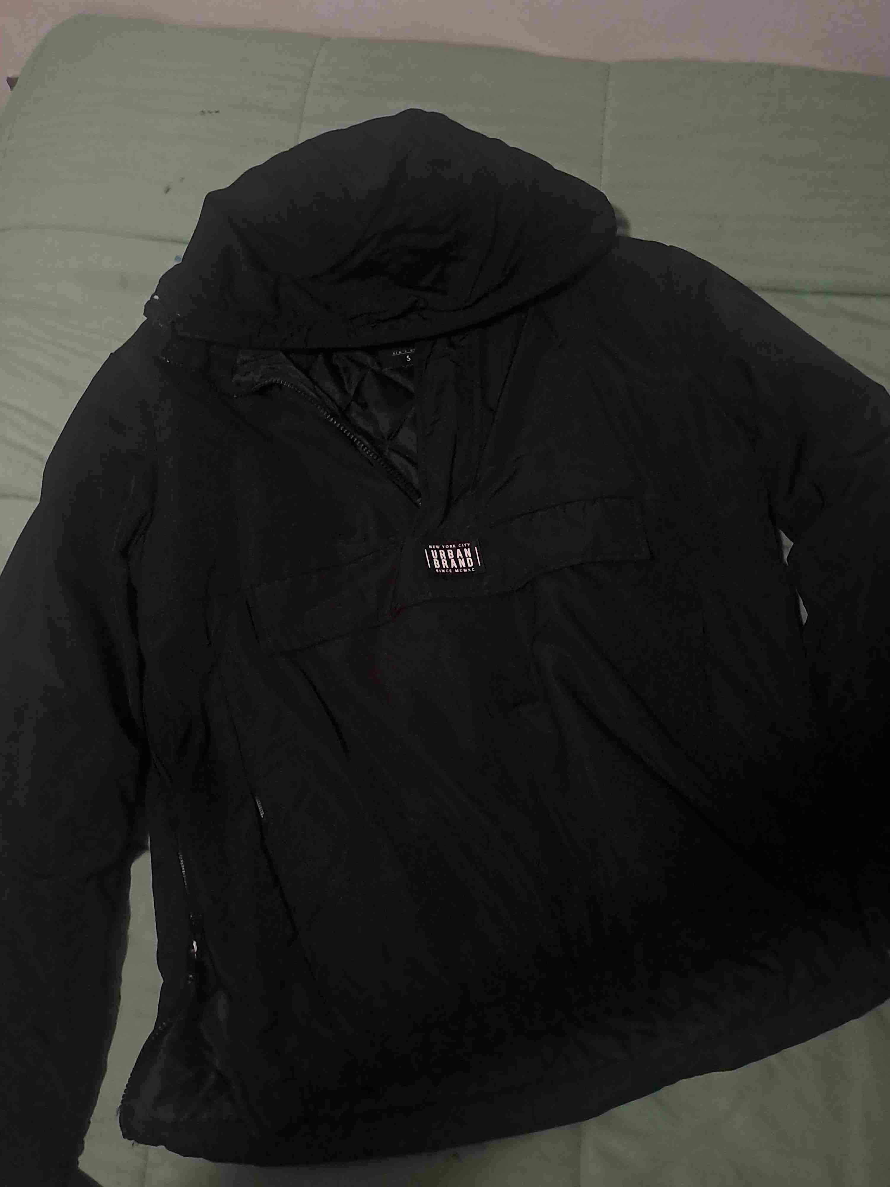 Chaqueta negra con capucha - miniatura 1