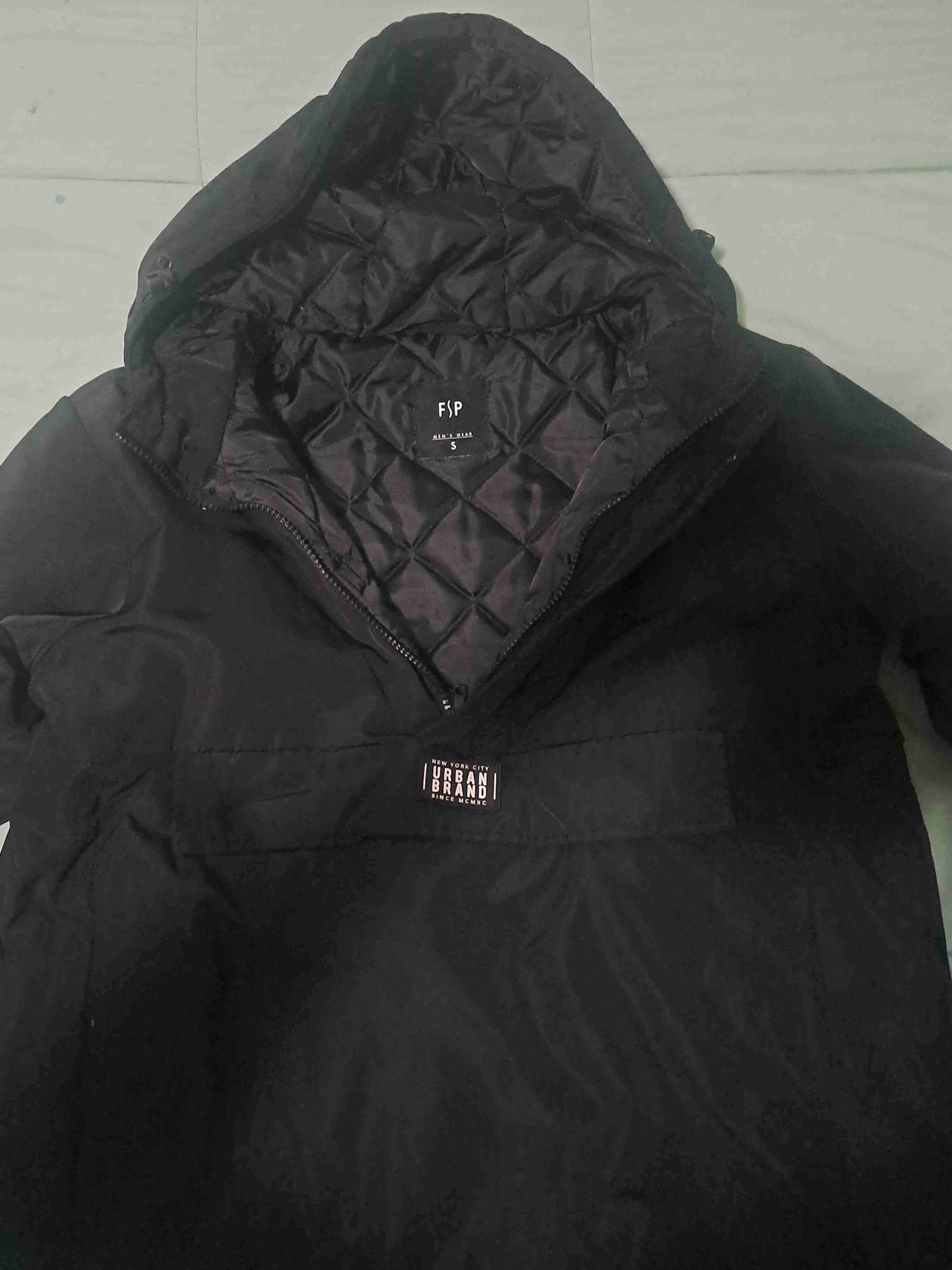 Chaqueta negra con capucha - miniatura 2