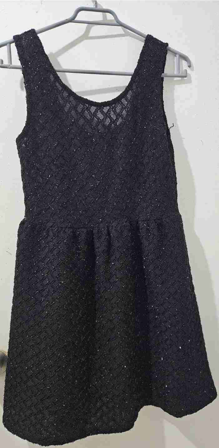 Vestido elegante negro brilloso