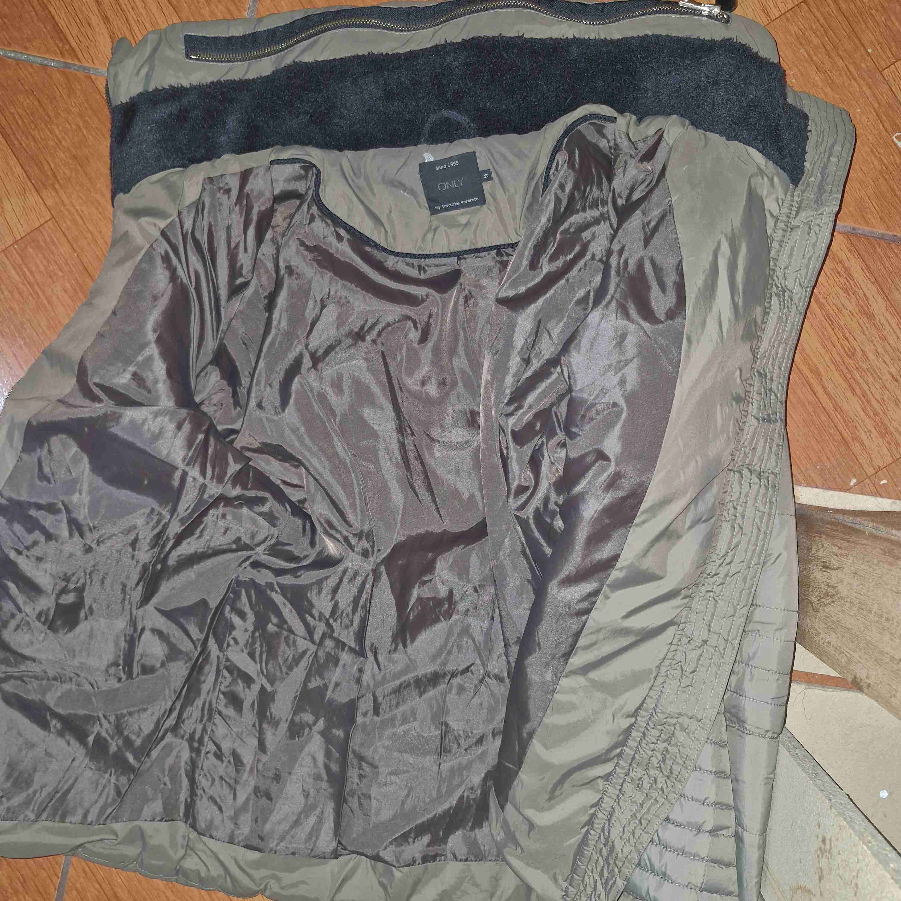 Chaqueta verde con gorro - miniatura 2