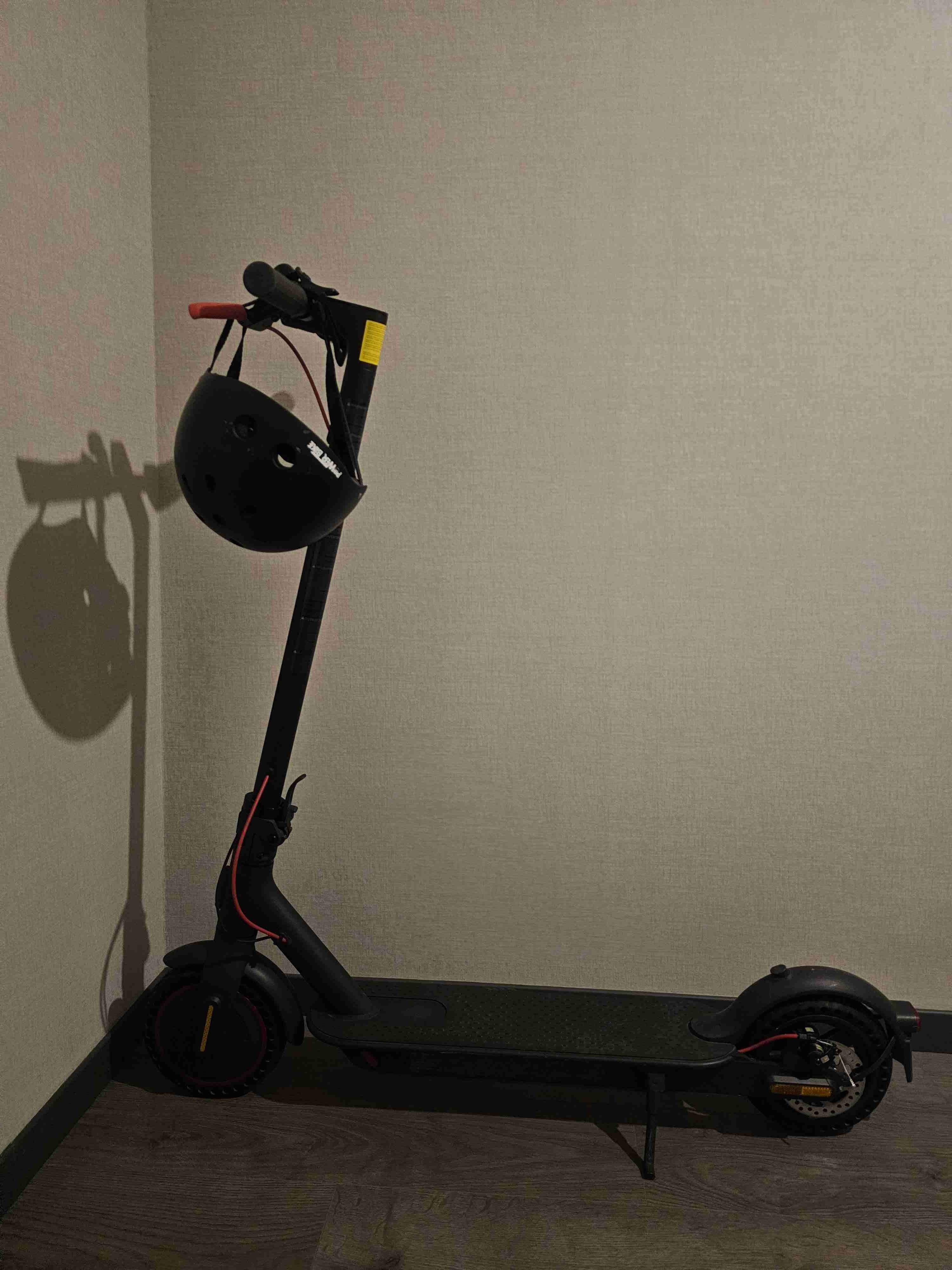 Scooter eléctrico con casco - miniatura 2