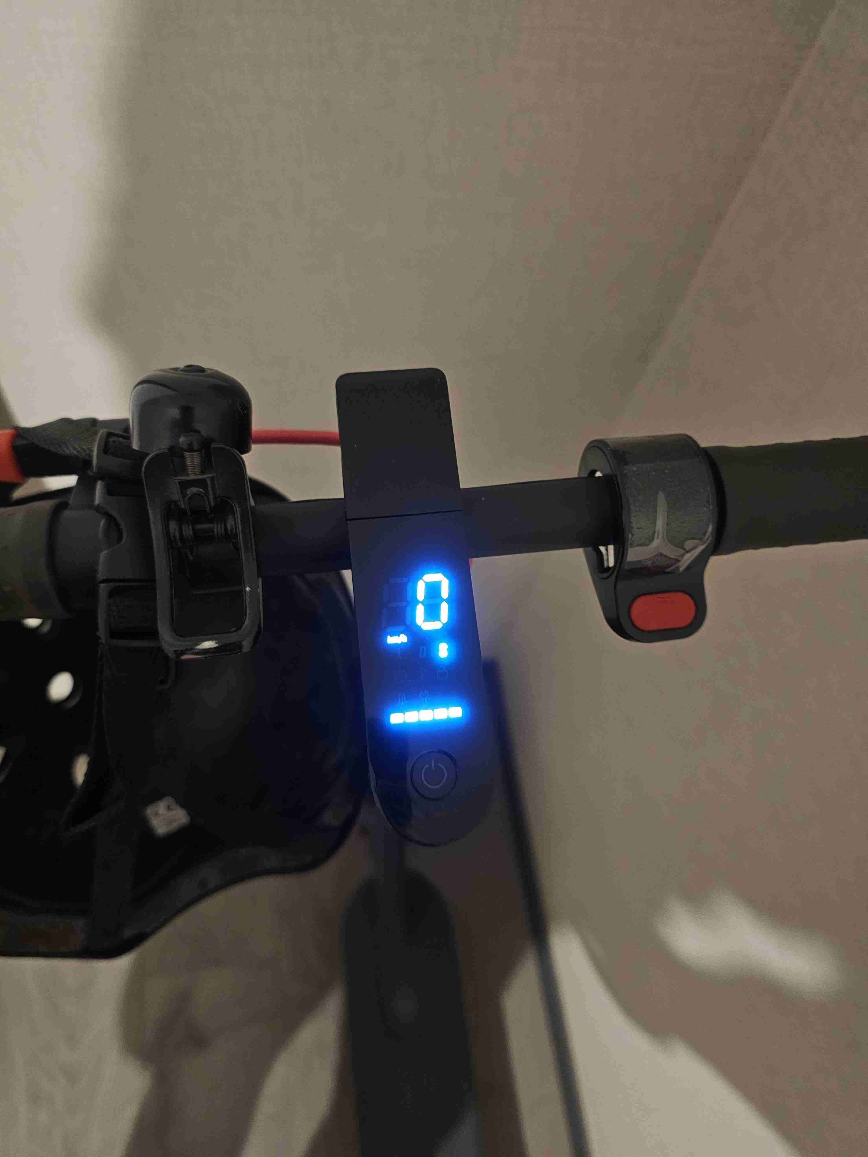 Scooter eléctrico con casco - miniatura 3