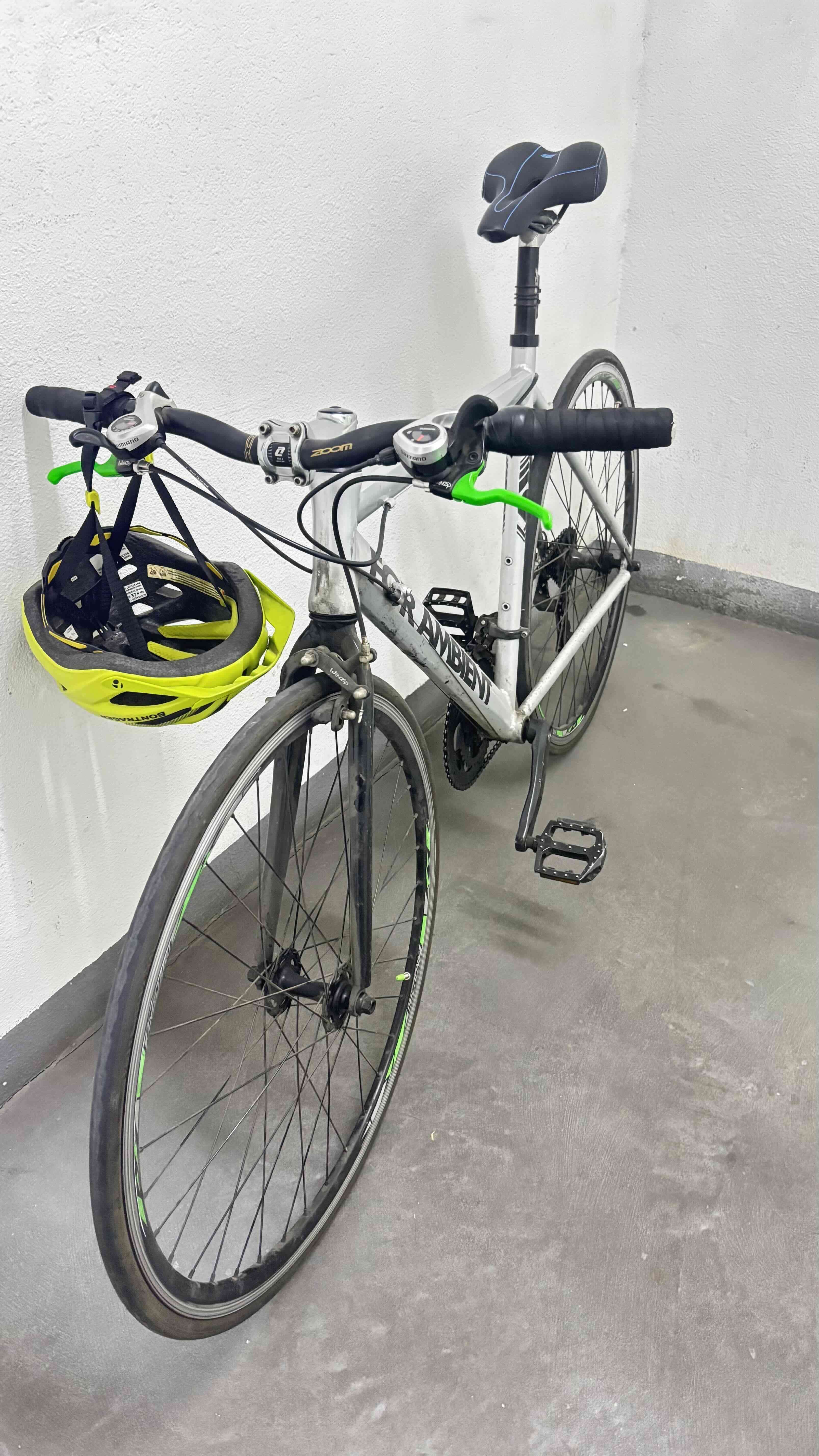 Bicicleta de ruta gris - miniatura 2