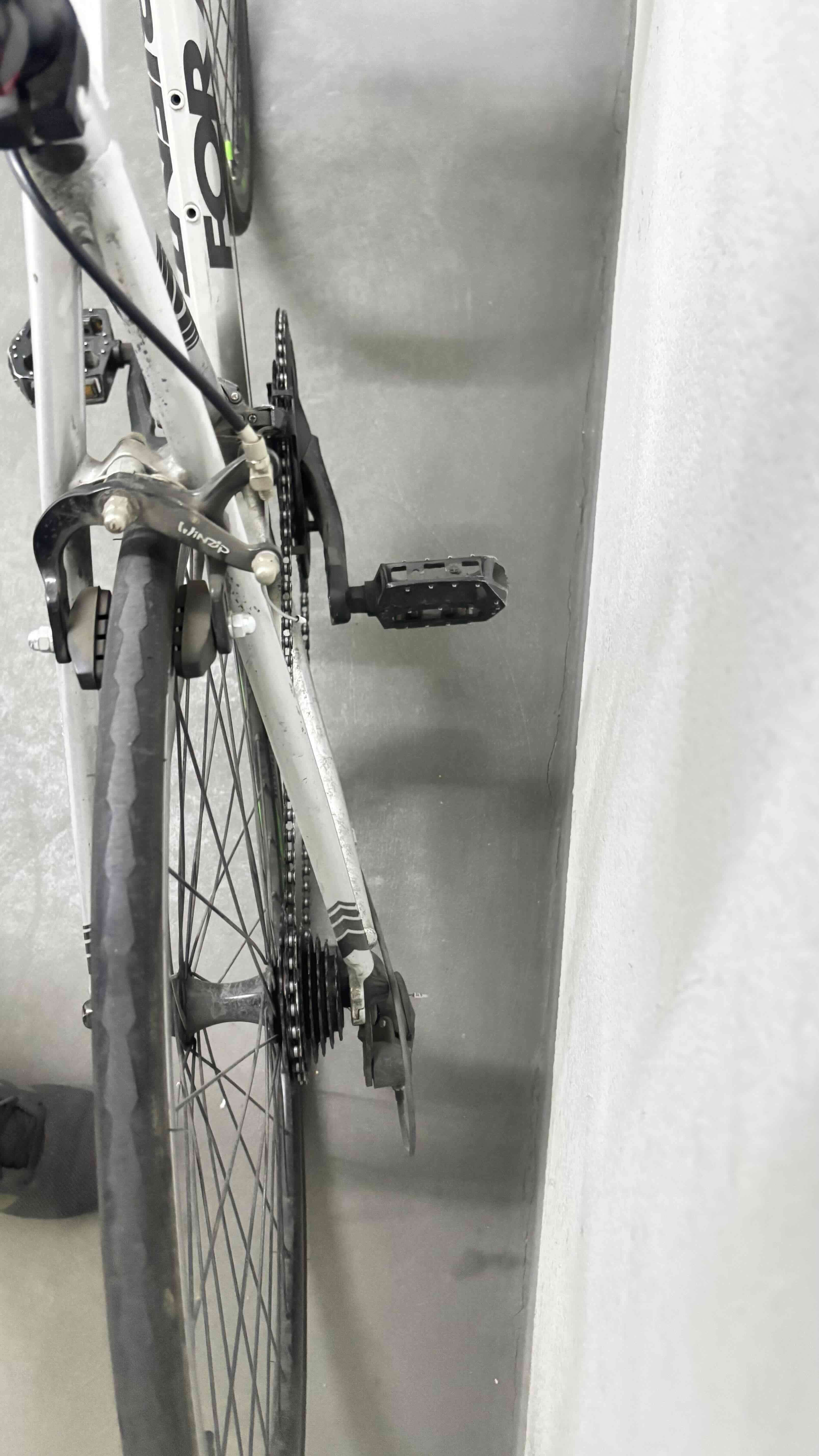 Bicicleta de ruta gris - miniatura 3