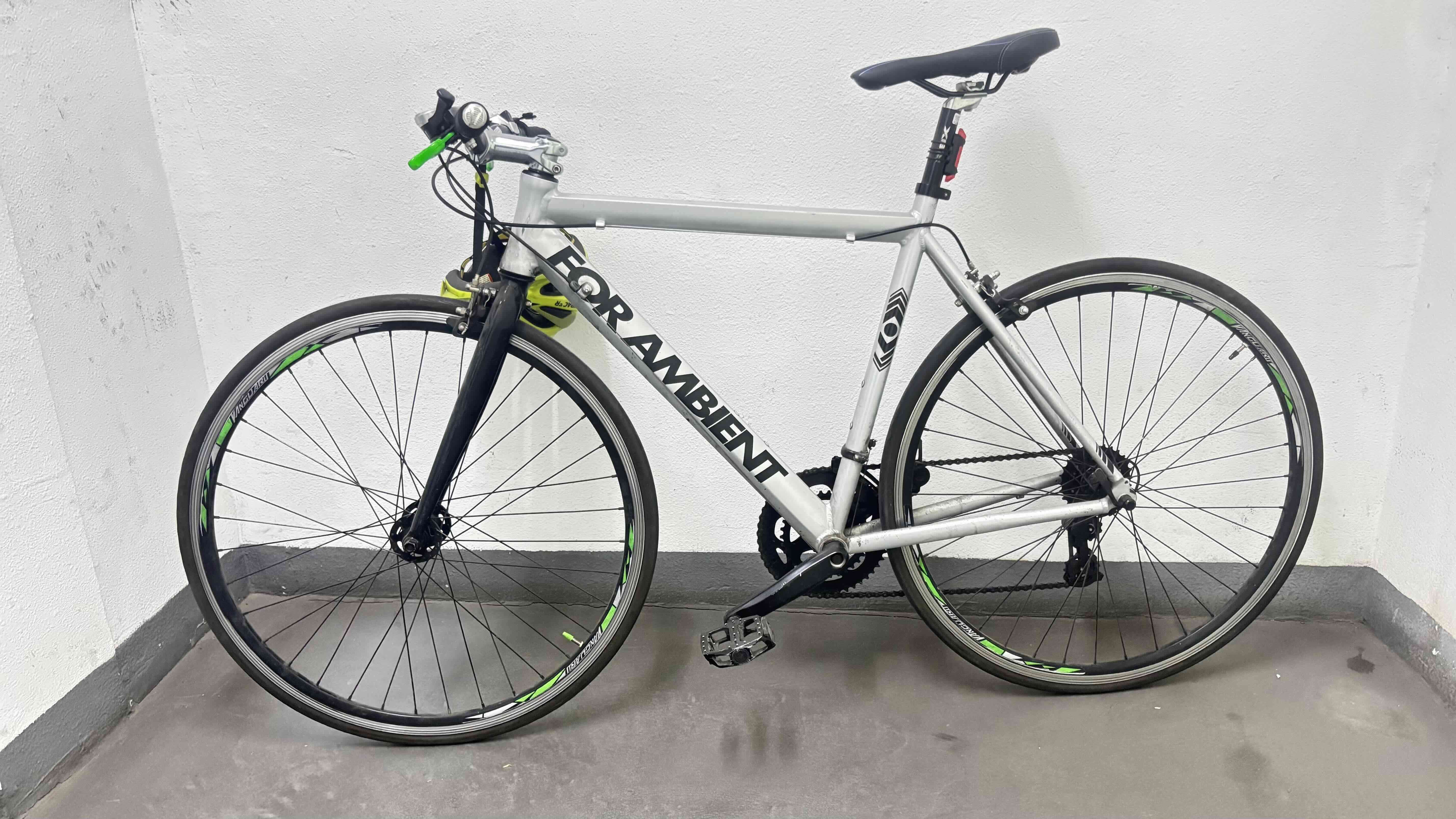 Bicicleta de ruta gris - miniatura 5