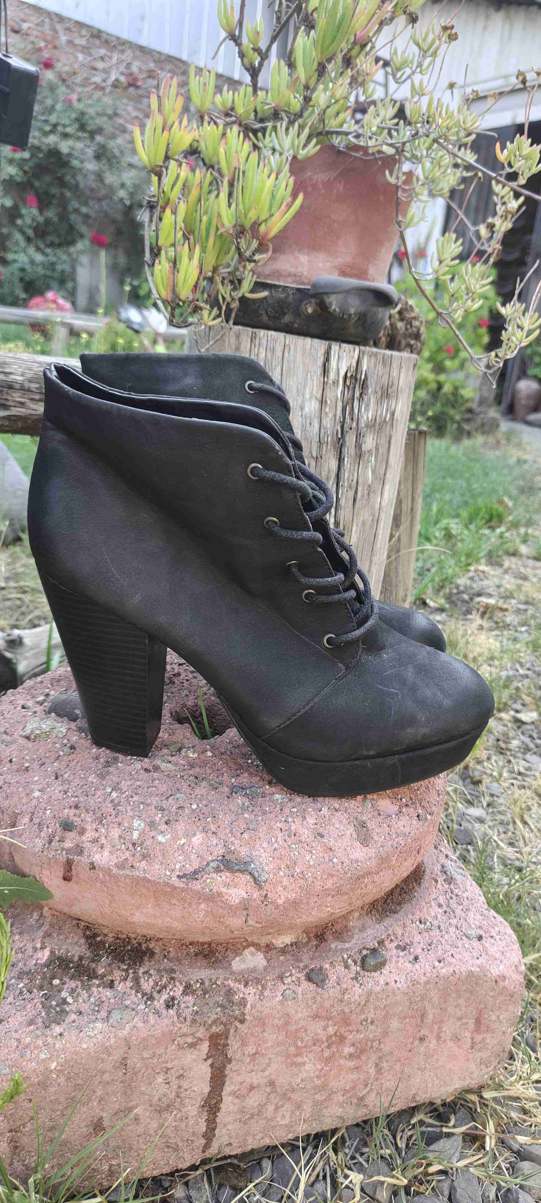 Botines de gamuza color café 𝐲 𝐦𝐚𝐬 - miniatura 3