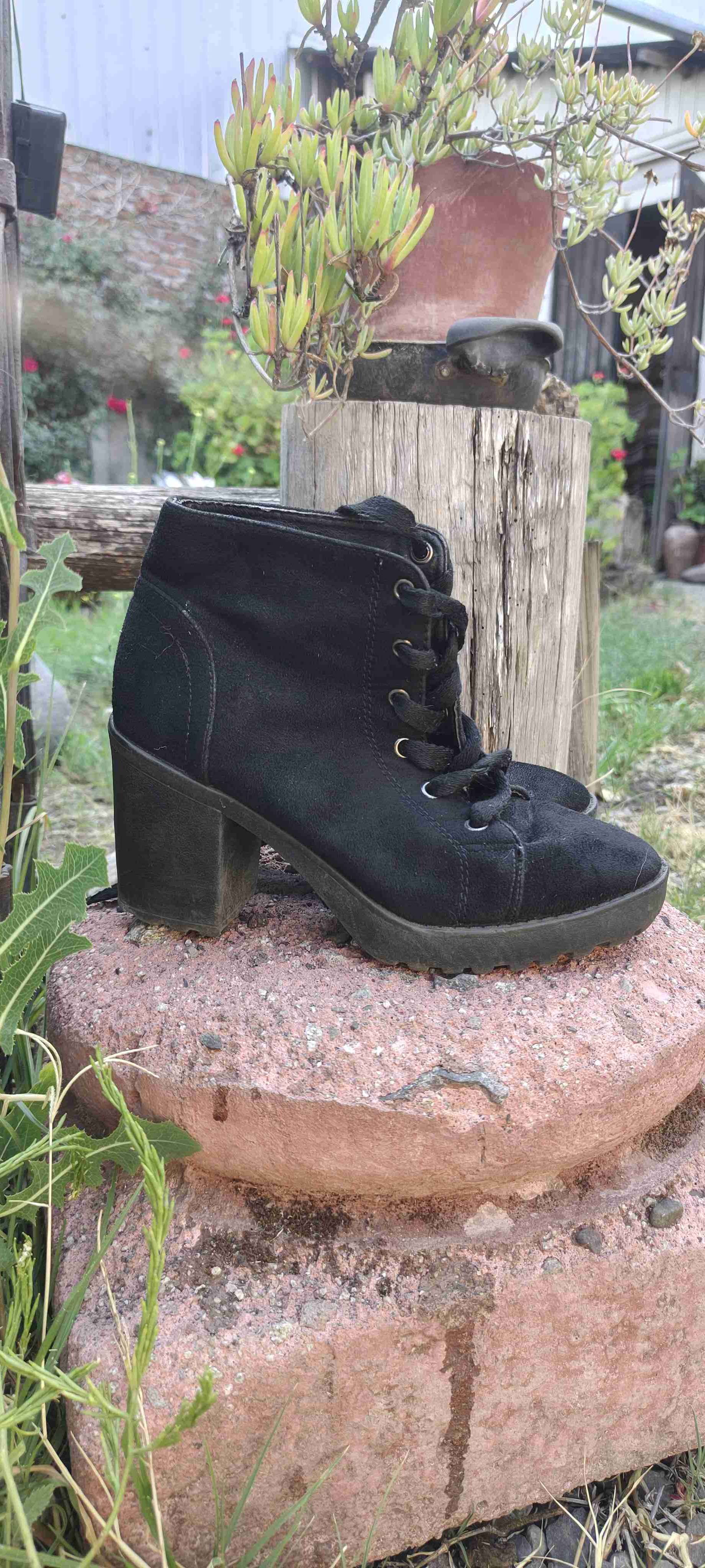 Botines de gamuza color café 𝐲 𝐦𝐚𝐬 - miniatura 4