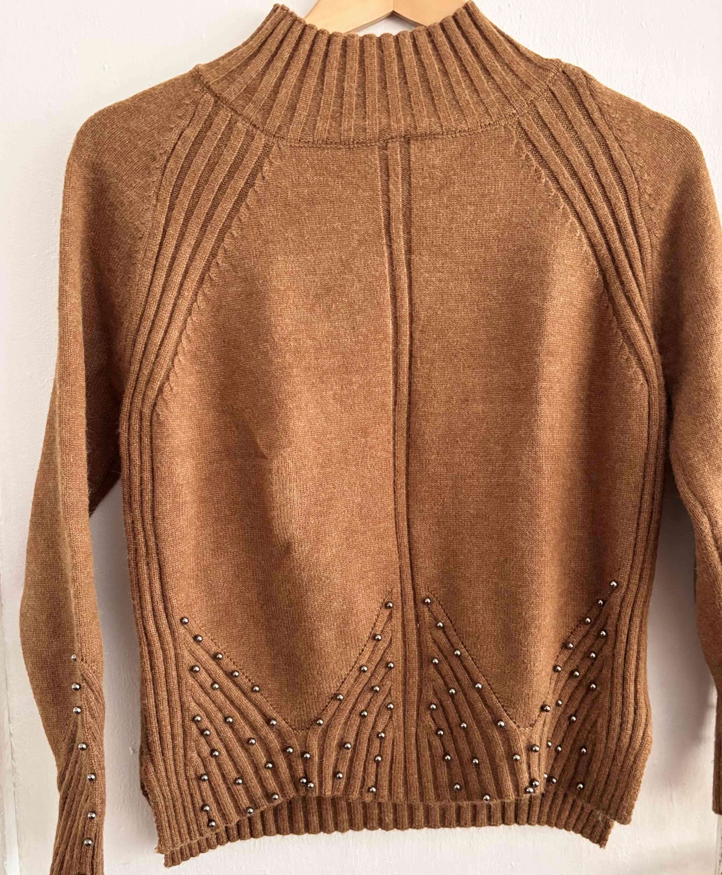 Suéter marrón con aplicaciones