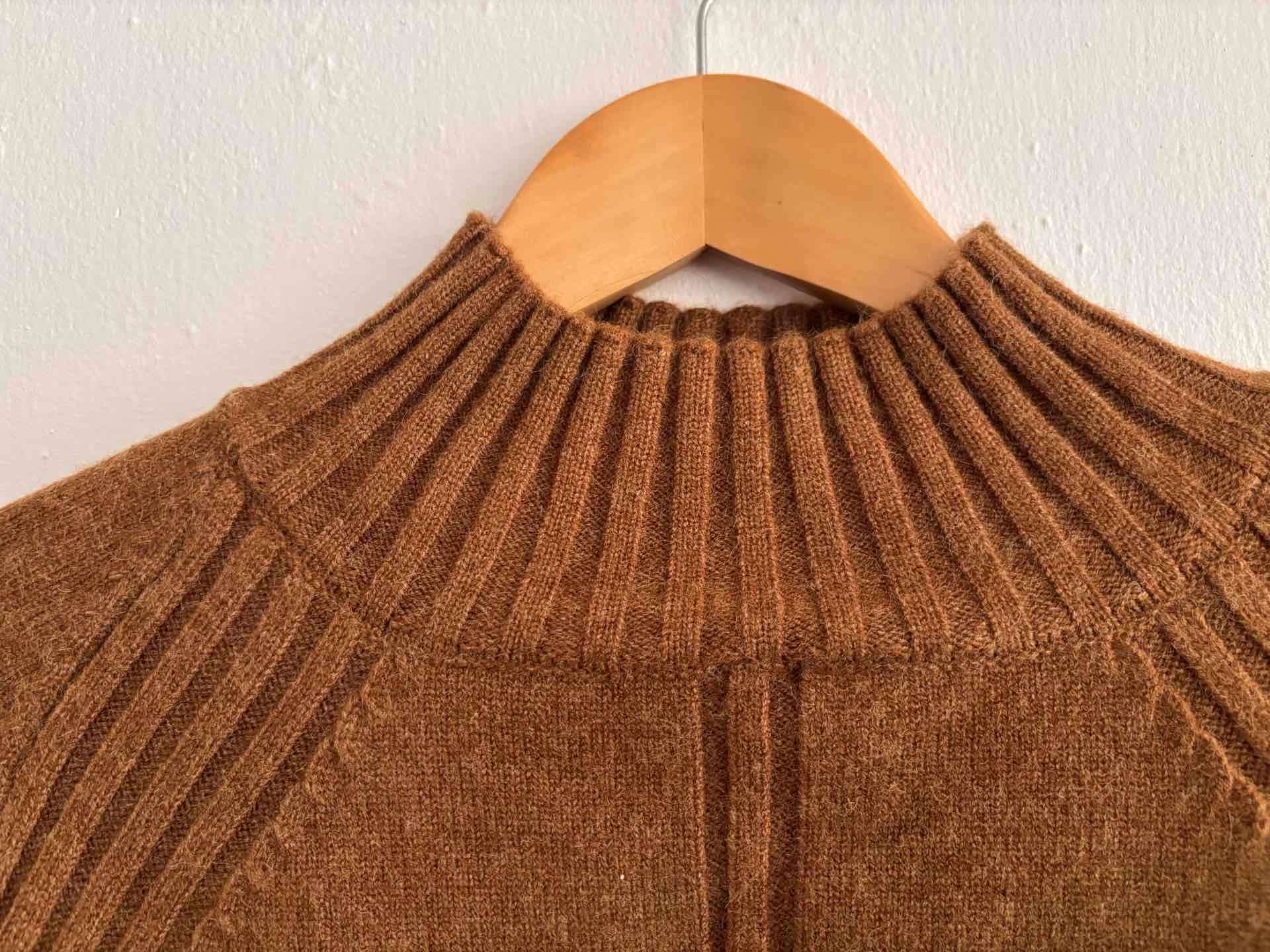 Suéter marrón con aplicaciones - miniatura 2