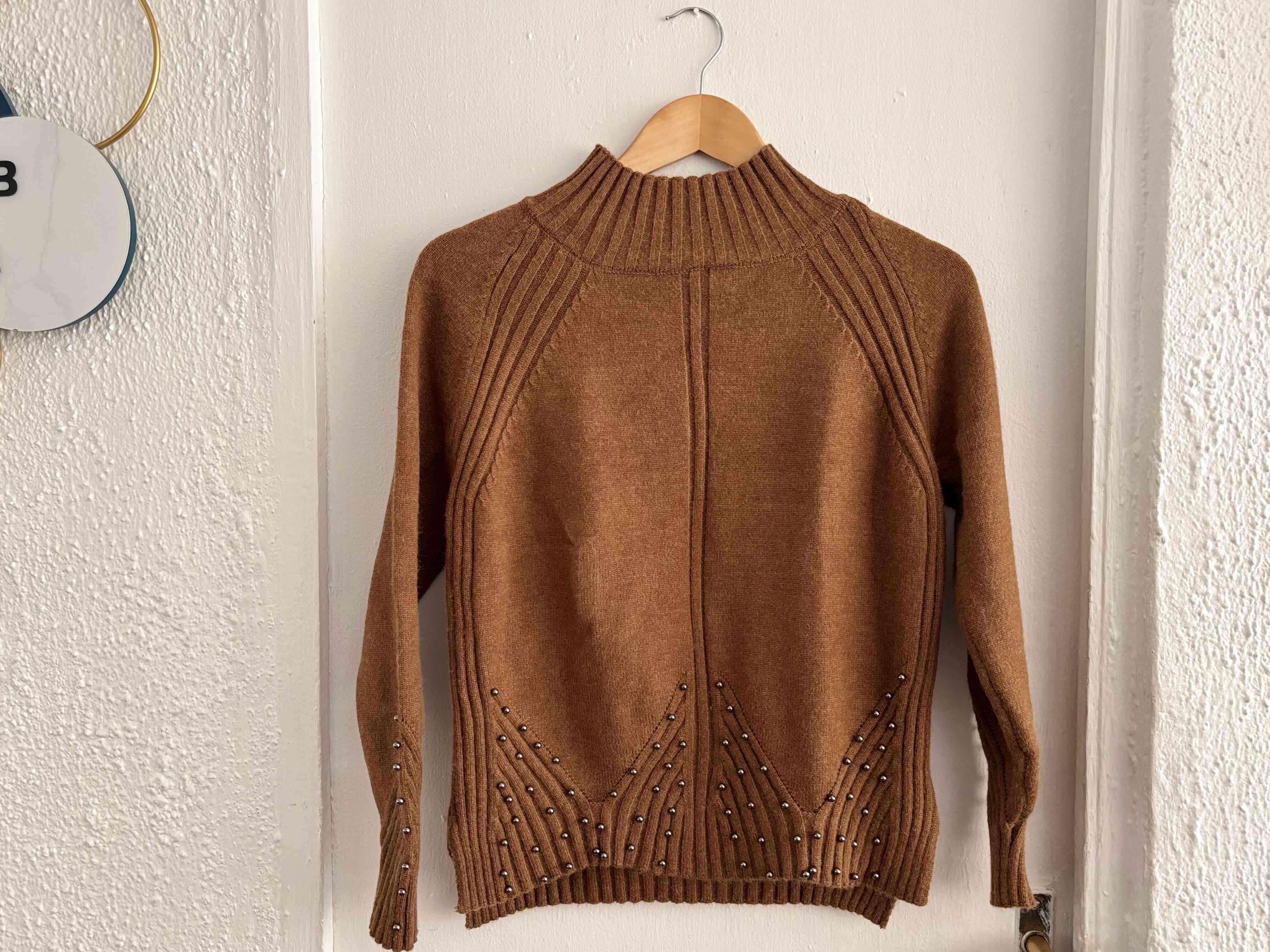 Suéter marrón con aplicaciones - miniatura 3