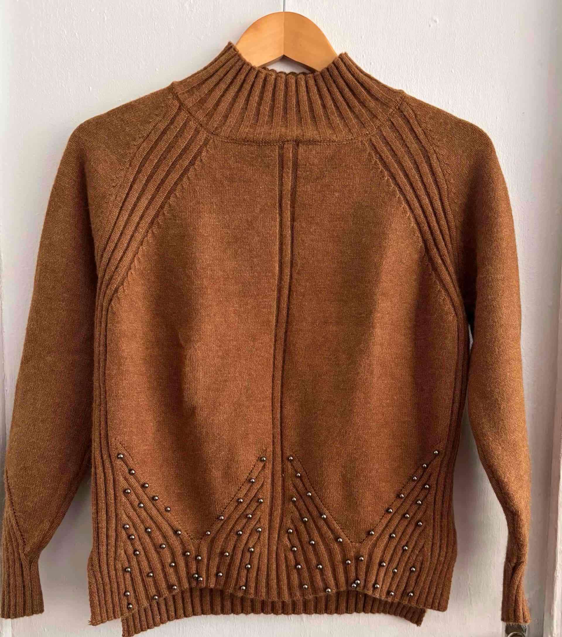 Suéter marrón con aplicaciones - miniatura 4