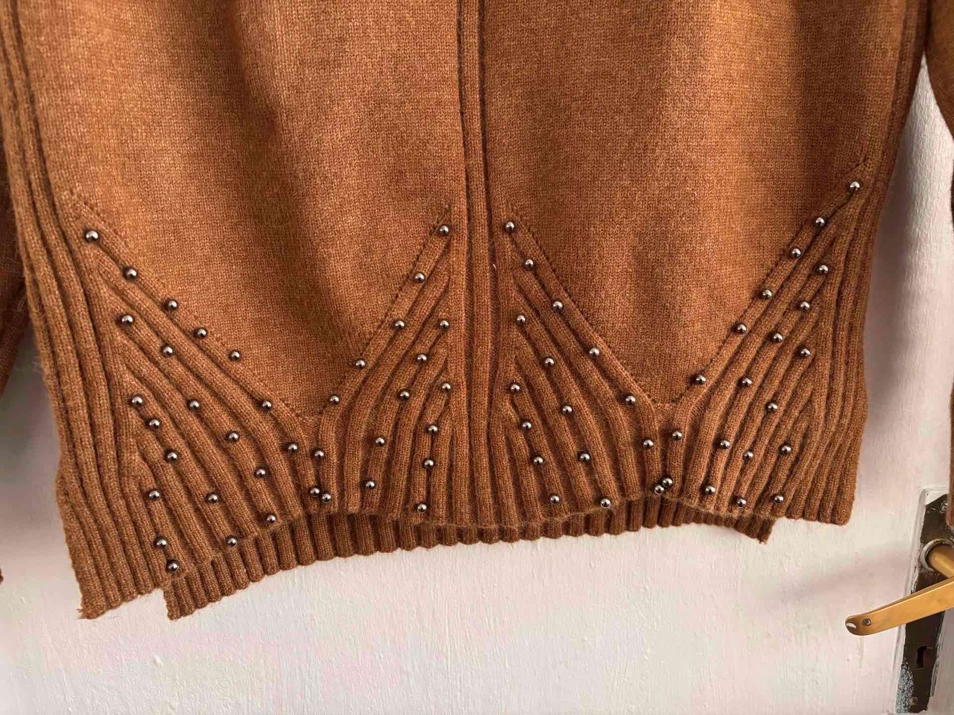 Suéter marrón con aplicaciones - miniatura 5