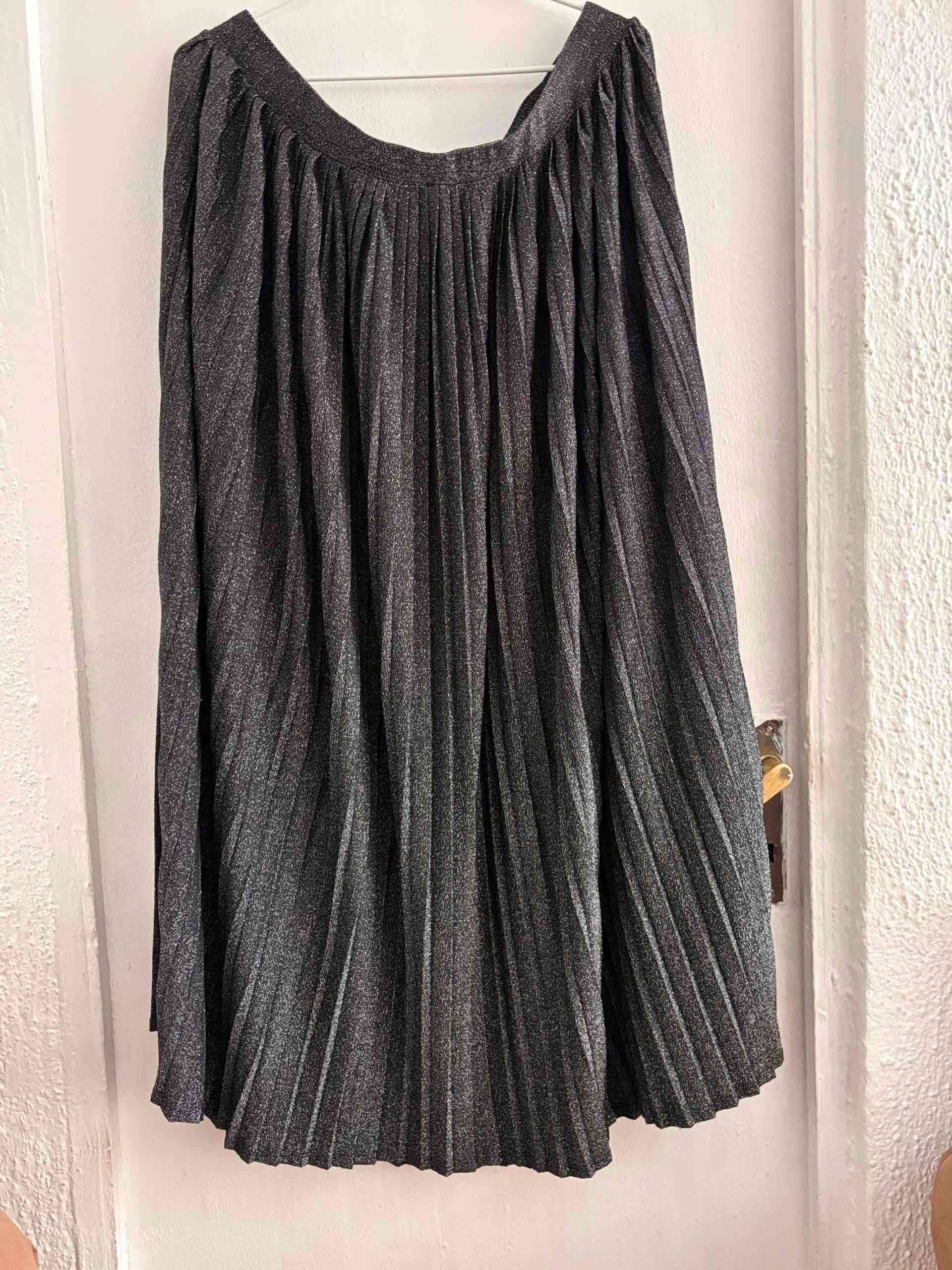Falda midi plisada gris con brillos