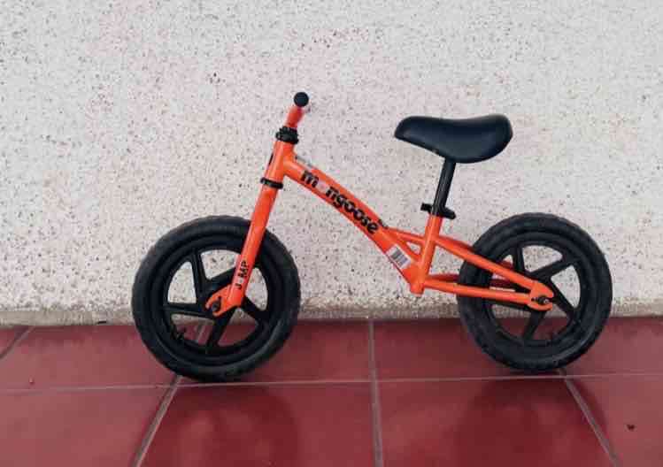 Bicicleta de equilibrio infantil naranja MONGOOSE - miniatura 2