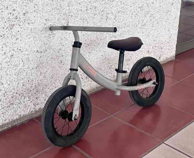Bicicleta de equilibrio gris para niños marca RODA - miniatura 2