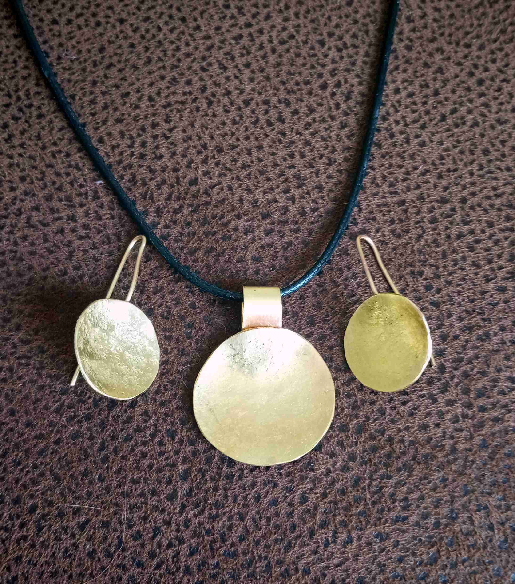 Conjunto colgante y aros dorados - miniatura 2