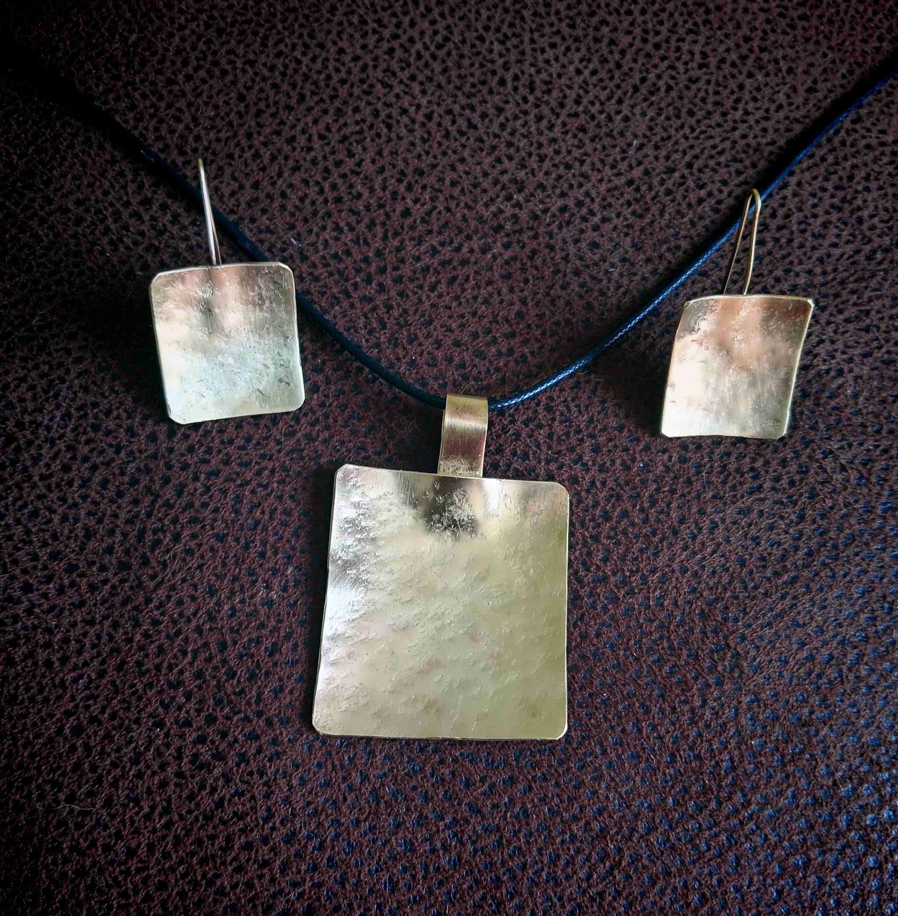 Conjunto colgante y aros dorados - miniatura 3