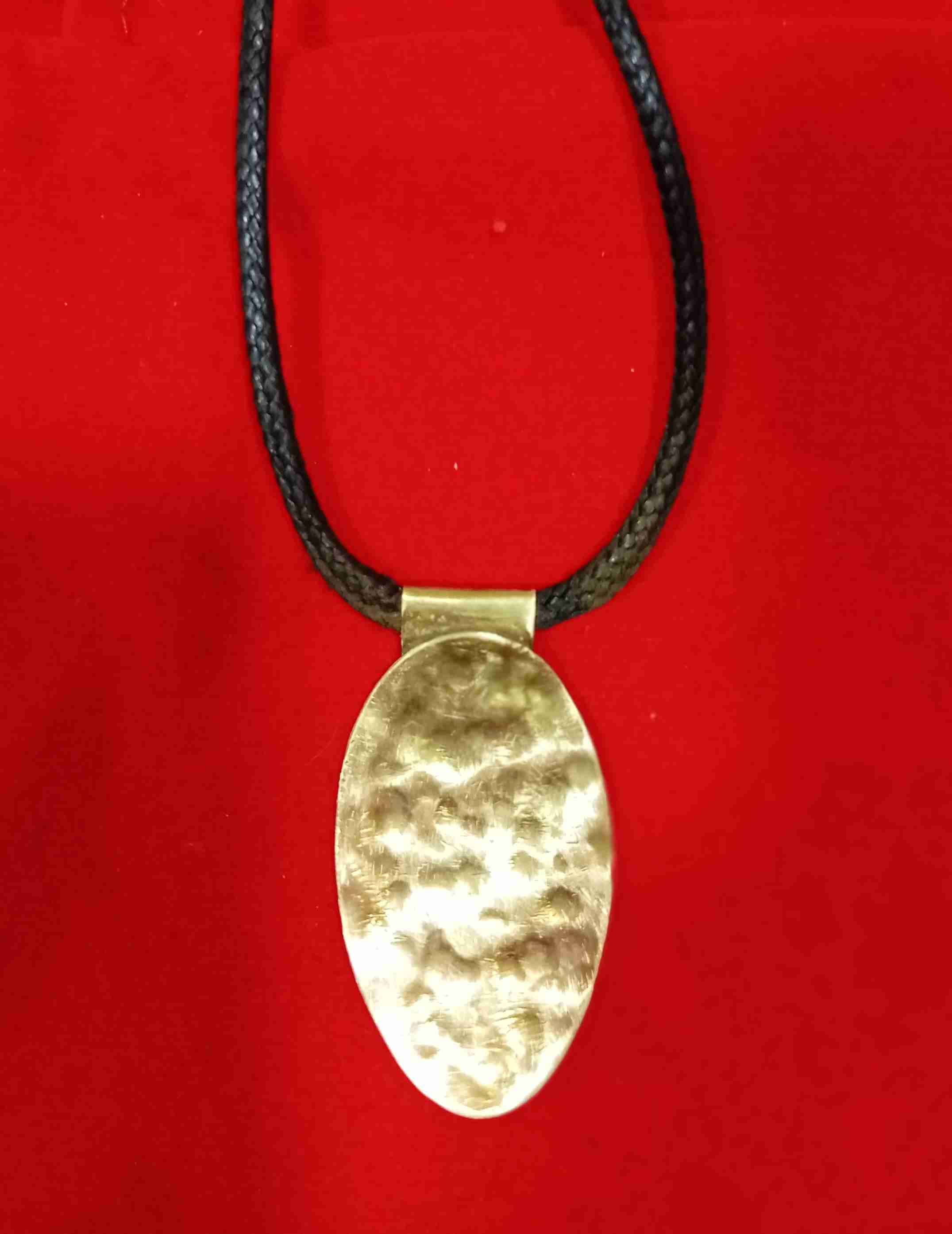 Conjunto colgante y aros dorados - miniatura 4