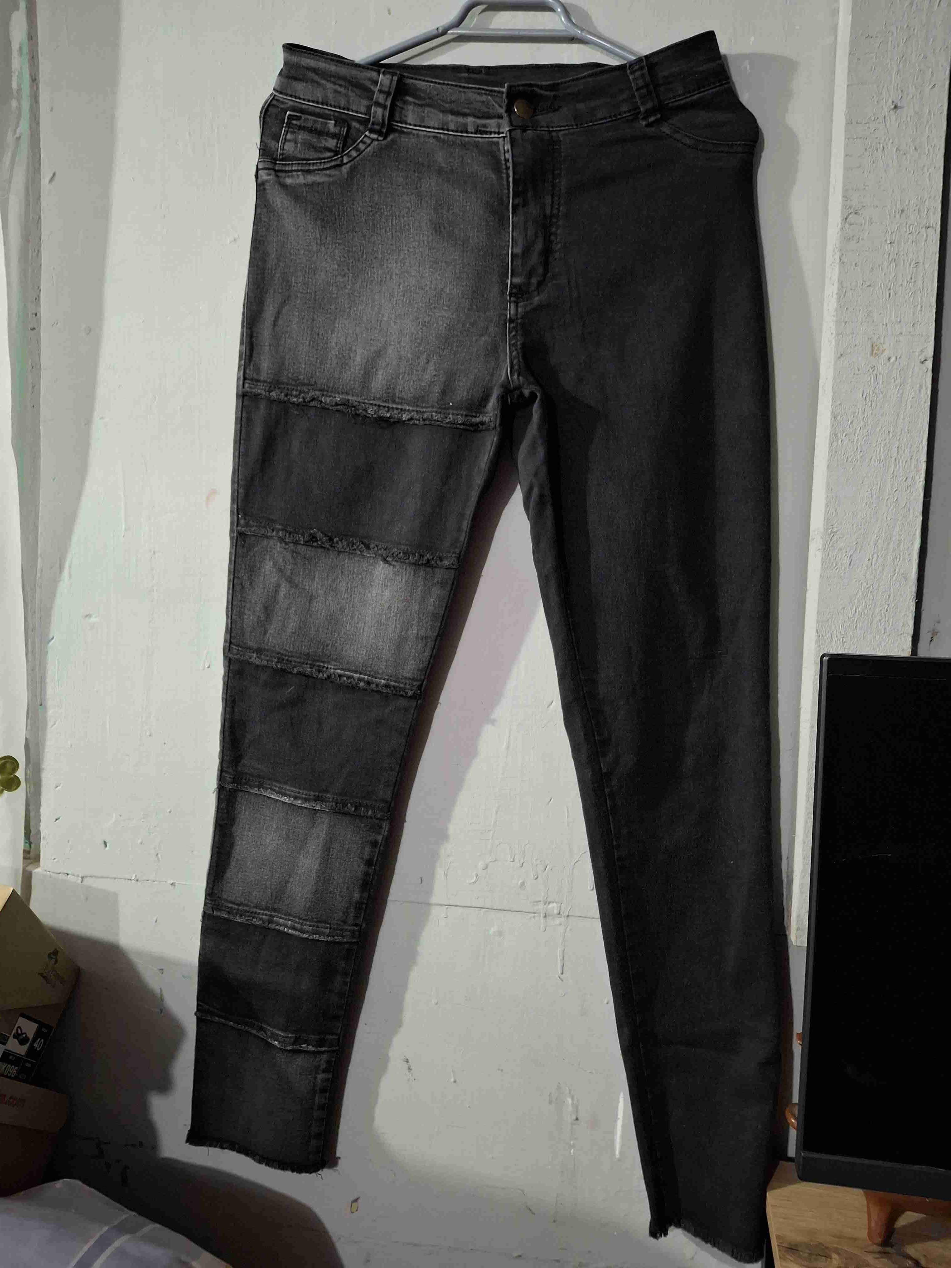 Jeans negros con diseño desgastado - miniatura 1